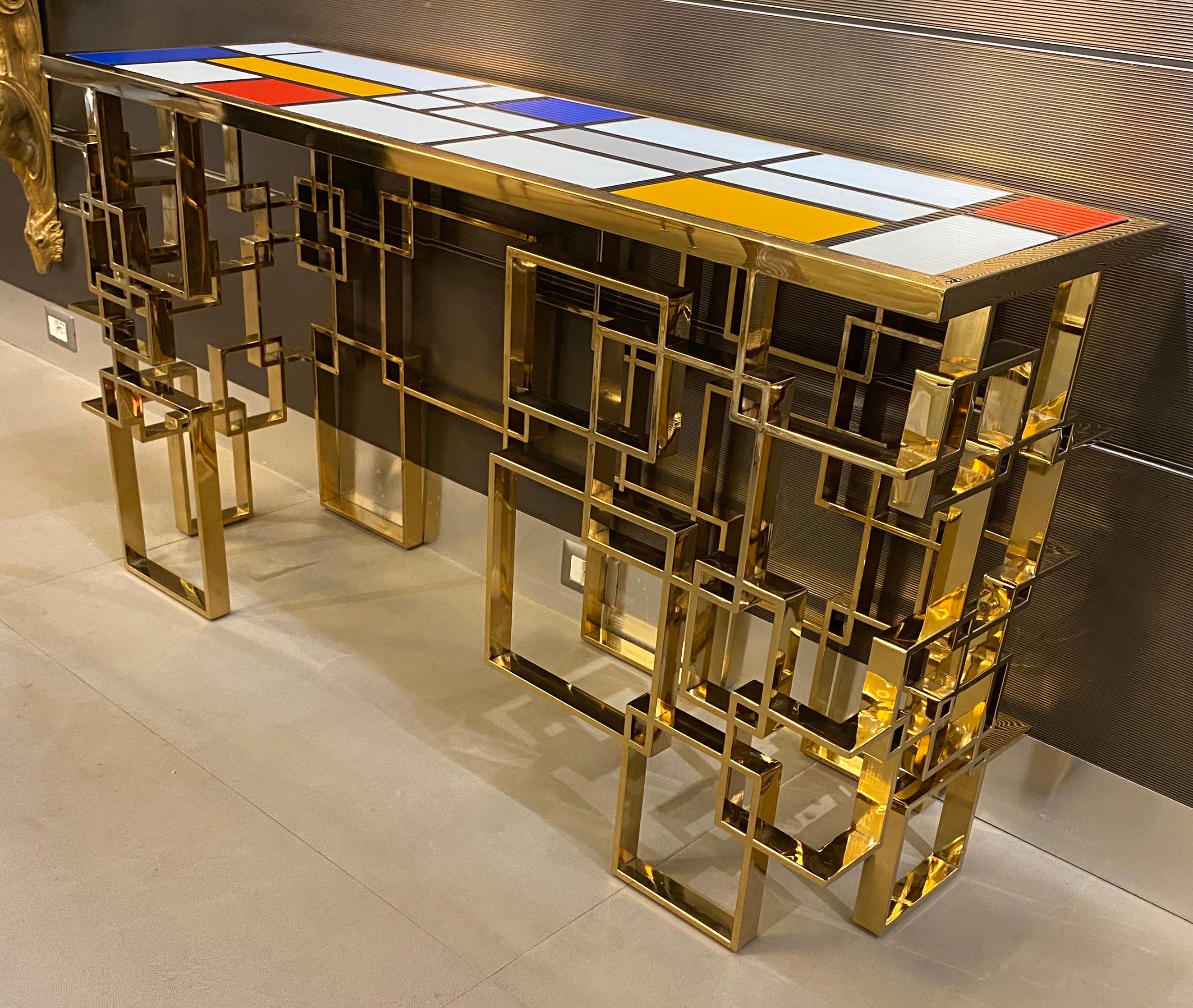 Fabelhafter moderner Konsolentisch oder Mitteltisch aus Messing mit Glasplatte mit Mondrian-Motiv. 
Handgefertigt von einem Kunsthandwerker.
Die Farbe der Glasplatte können wir auf Anfrage anpassen.
Auch als Paar erhältlich.