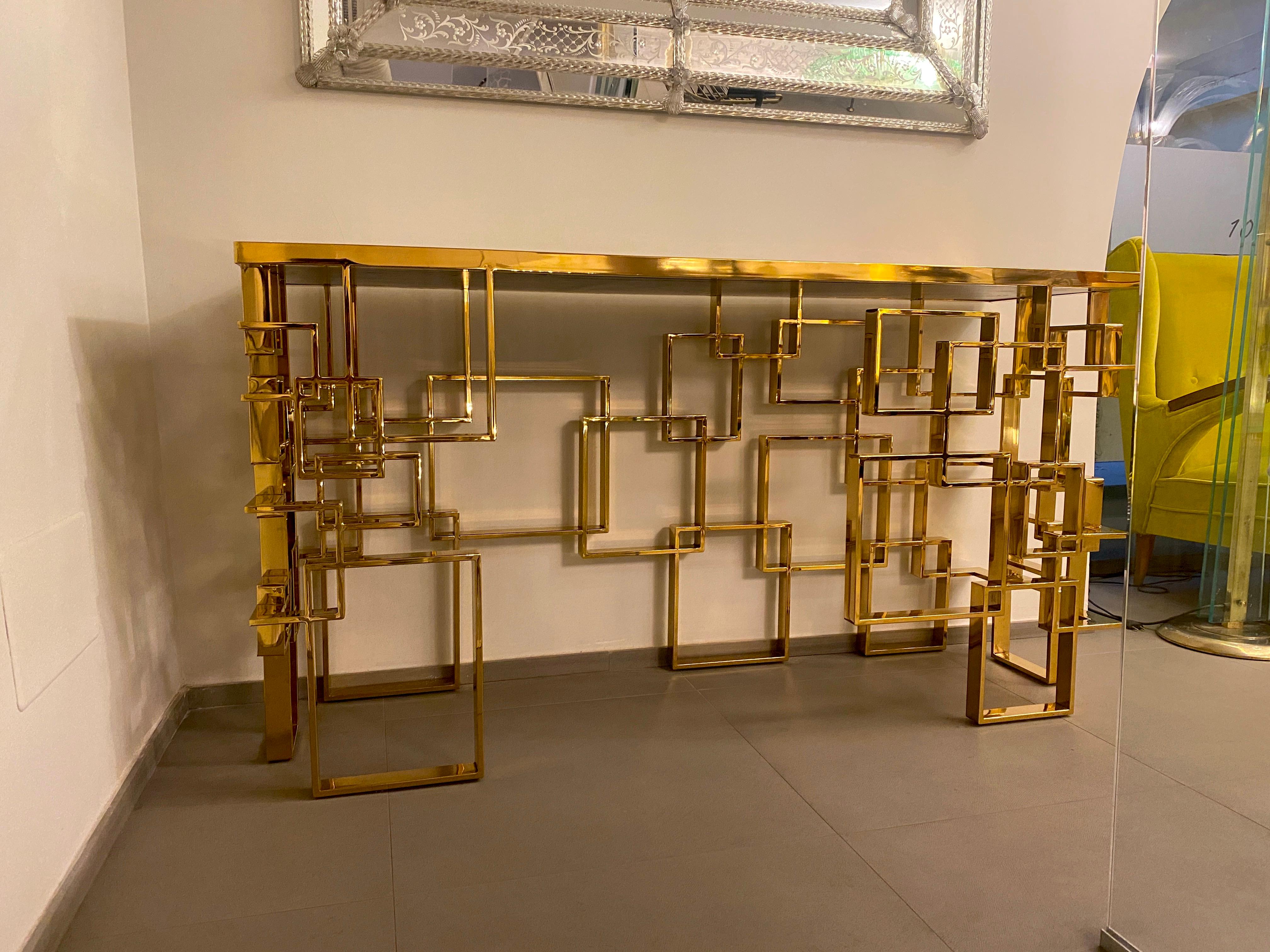 Fabulosa consola o mesa de centro moderna esculpida en latón con tapa de cristal con motivos Mondrian. 
Hecho a mano por un maestro artesano.
El color de la tapa de cristal podemos personalizarlo a petición.
Disponible también un par.