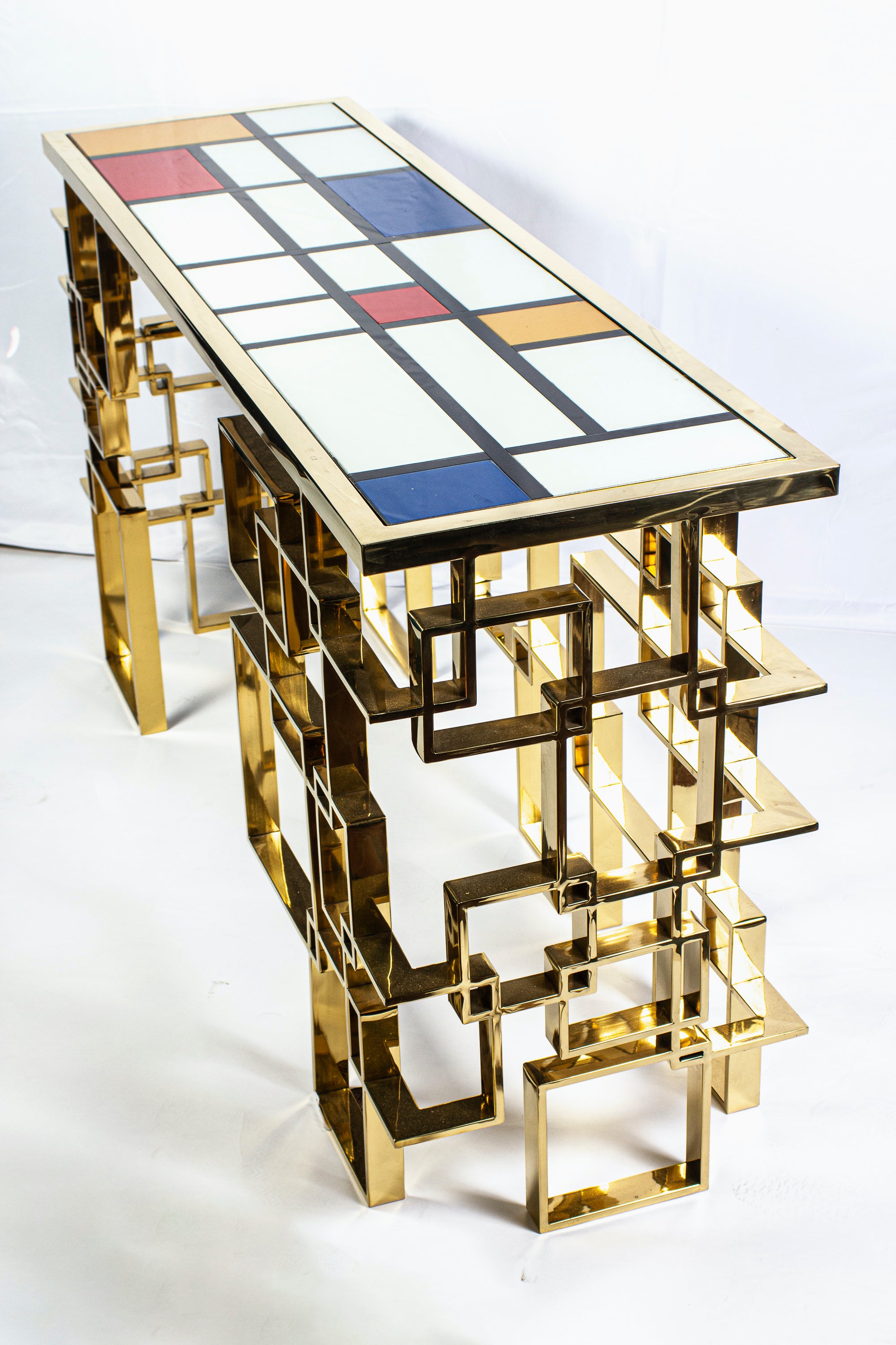Consola escultórica italiana contemporánea de latón y tapa de cristal Italiano en venta
