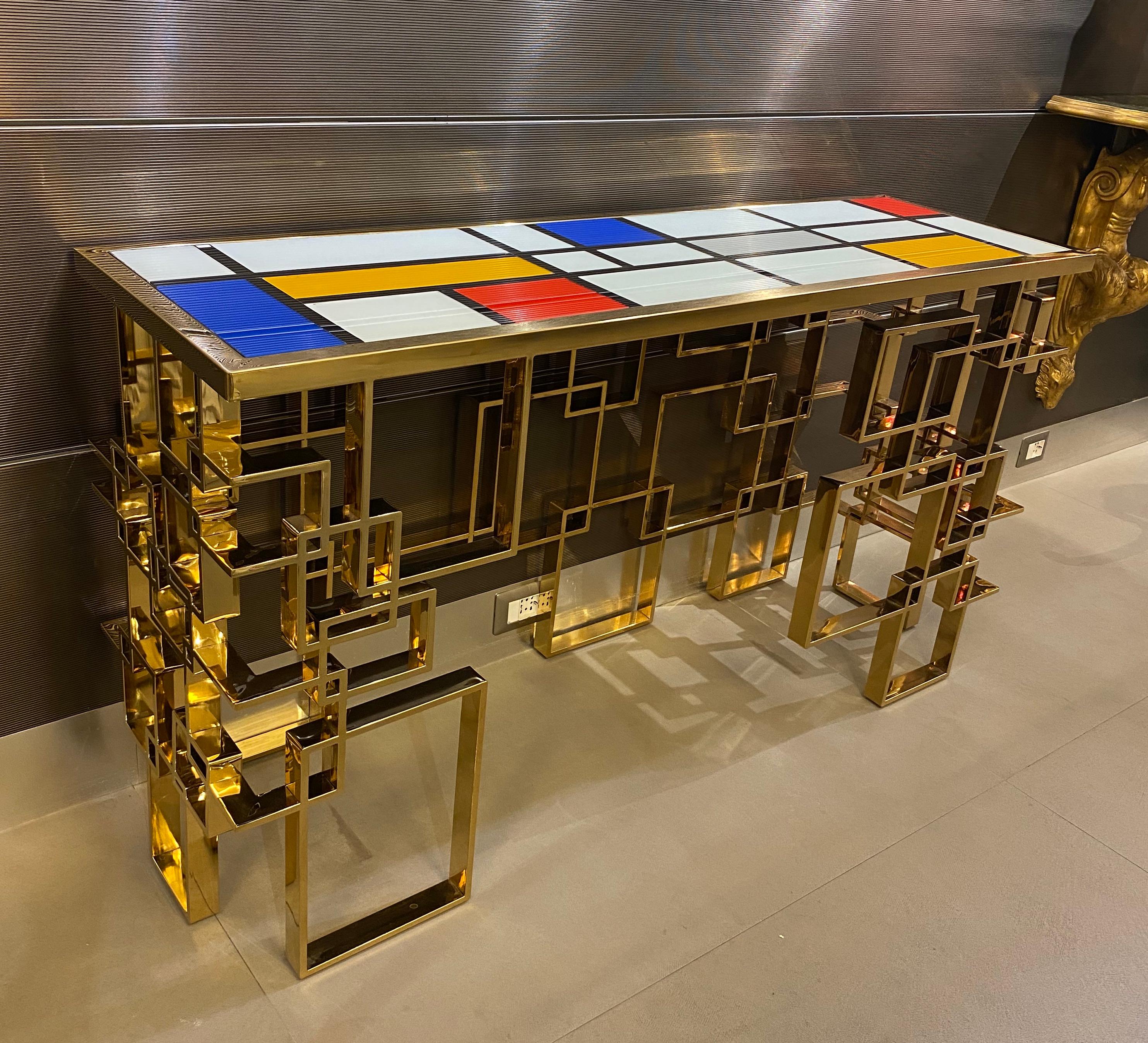Consola escultórica italiana contemporánea de latón y tapa de cristal Siglo XXI y contemporáneo en venta