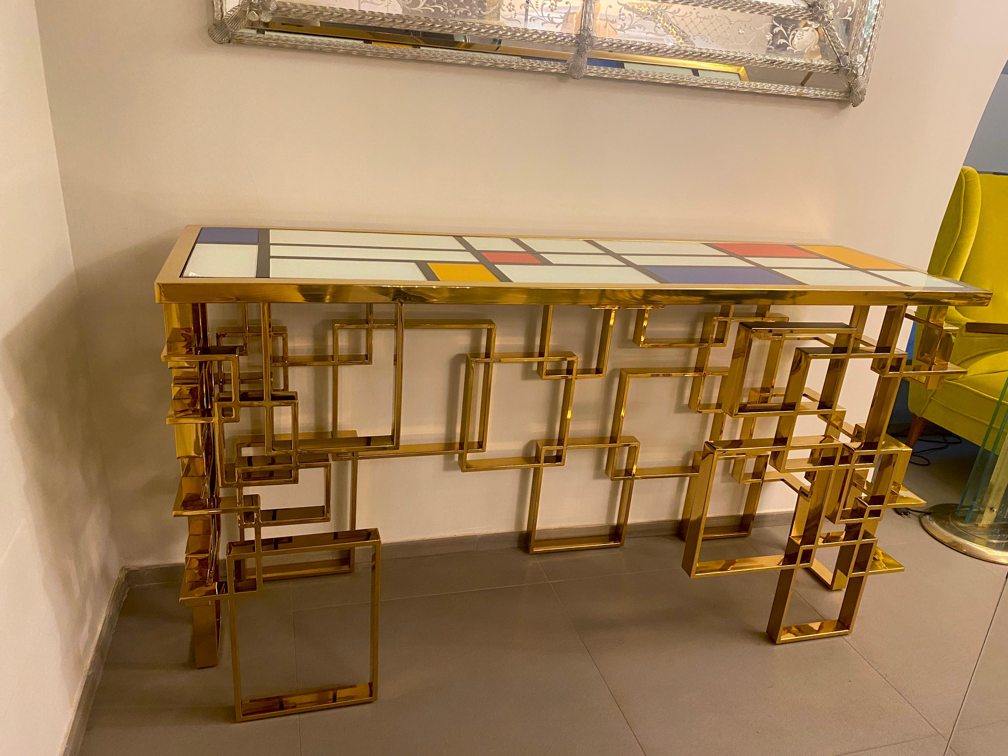 Consola escultórica italiana contemporánea de latón y tapa de cristal en venta 1