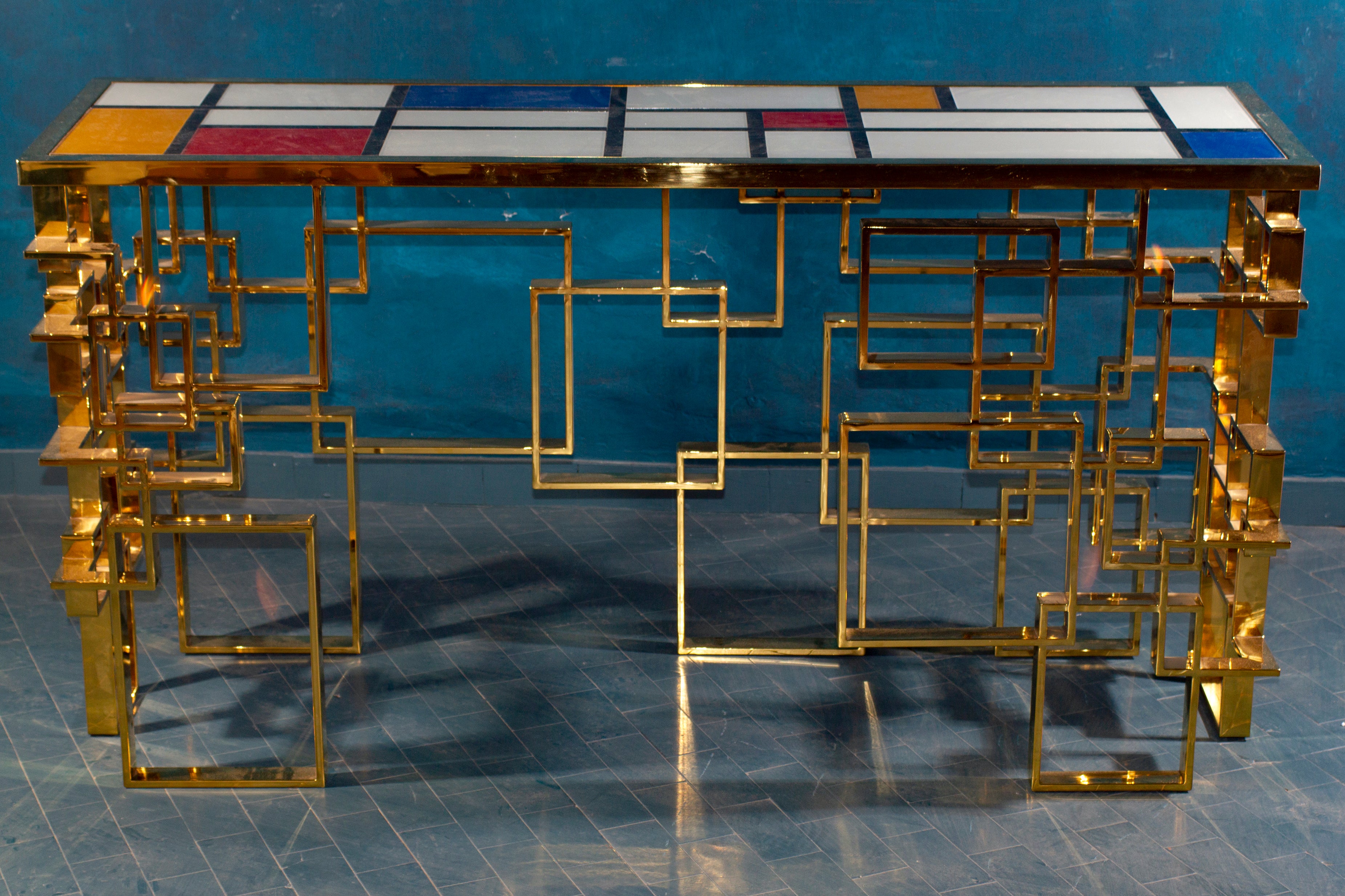 Console italienne contemporaine sculpturale en laiton et plateau en verre