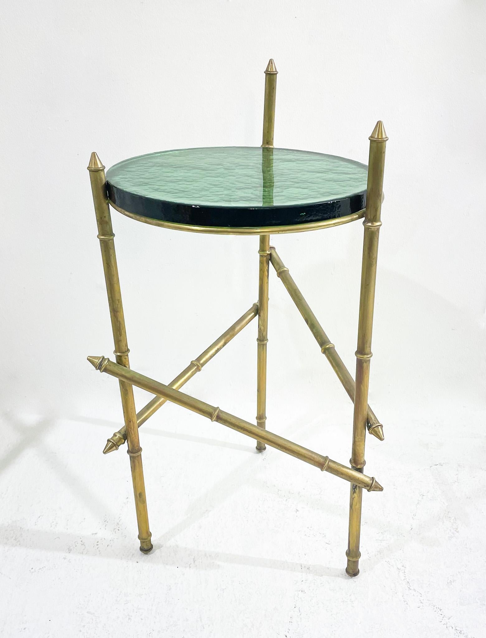 Table d'appoint italienne contemporaine, laiton et verre Neuf - En vente à Brussels, BE