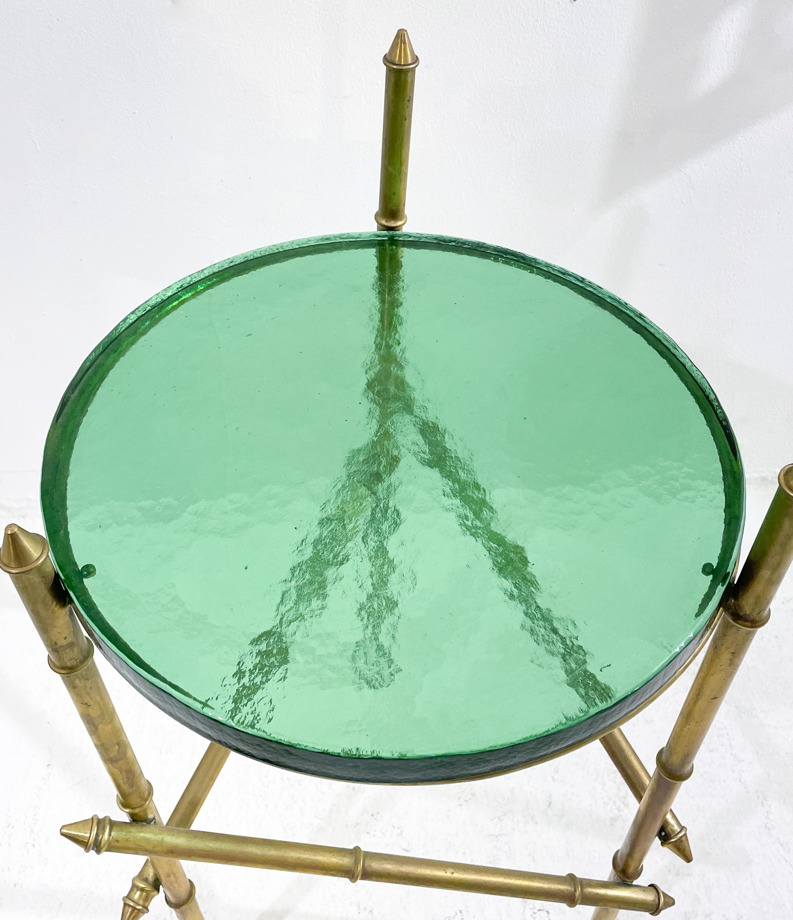 Laiton Table d'appoint italienne contemporaine, laiton et verre en vente