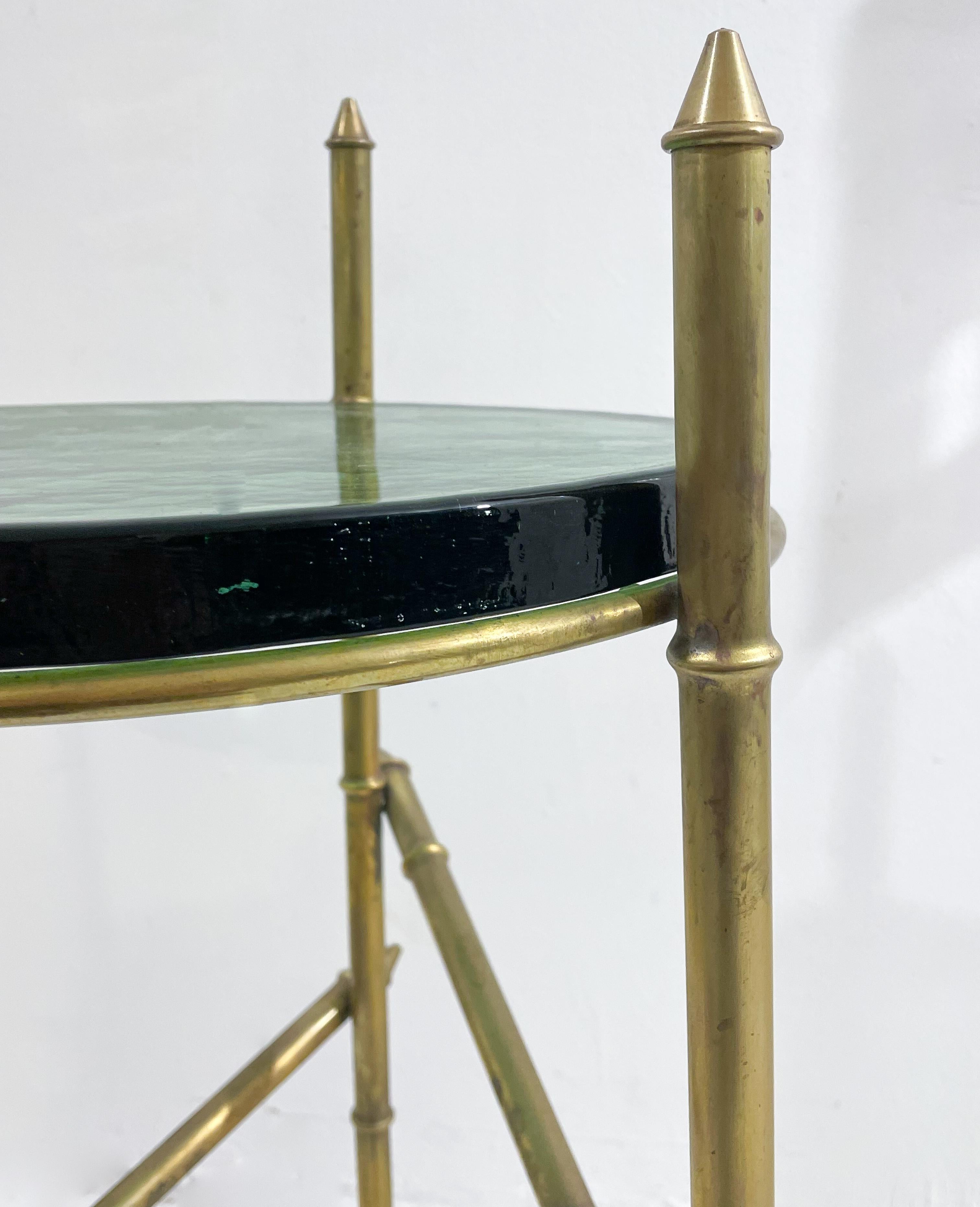 Table d'appoint italienne contemporaine, laiton et verre en vente 2