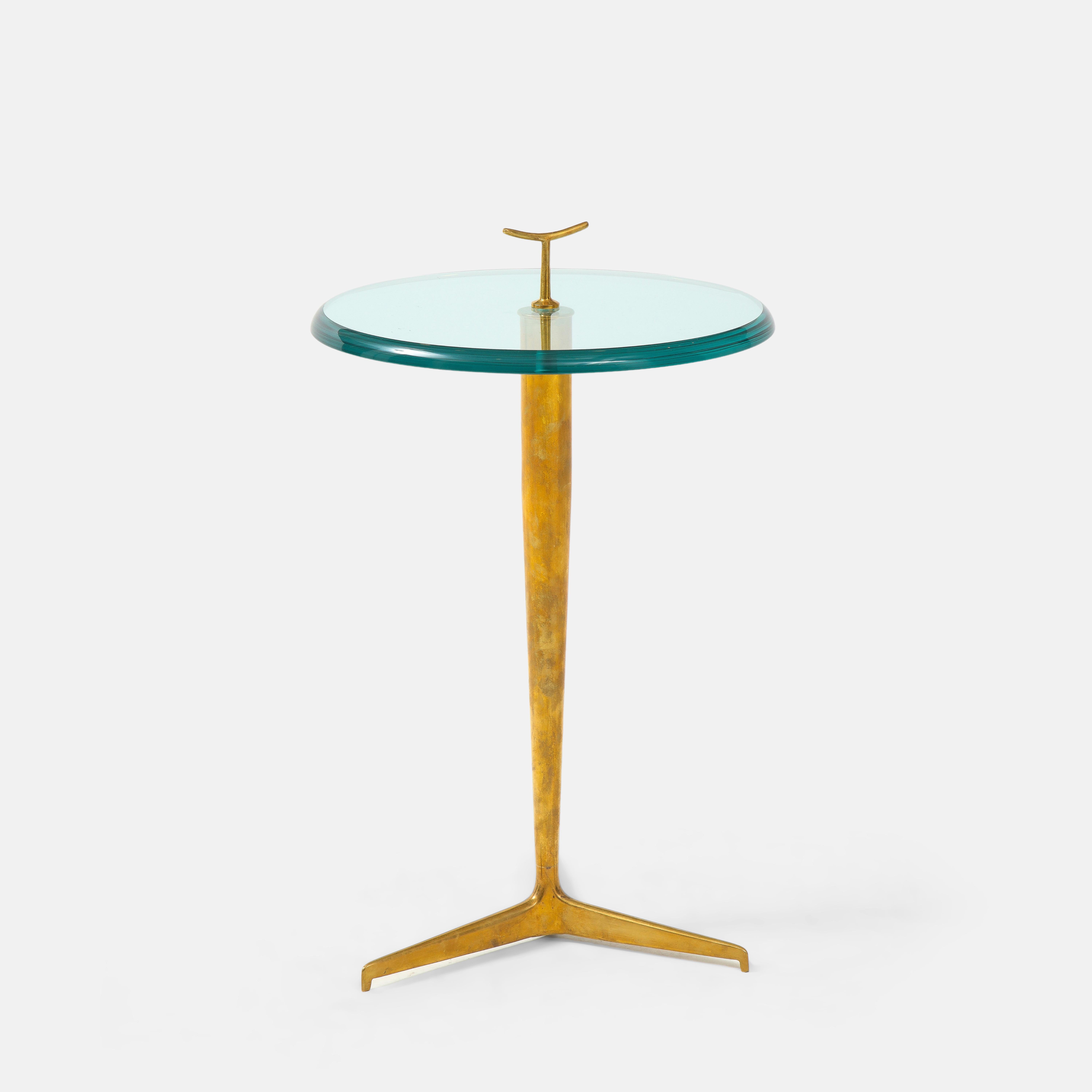 Biseauté Table d'appoint italienne contemporaine en verre et laiton en vente
