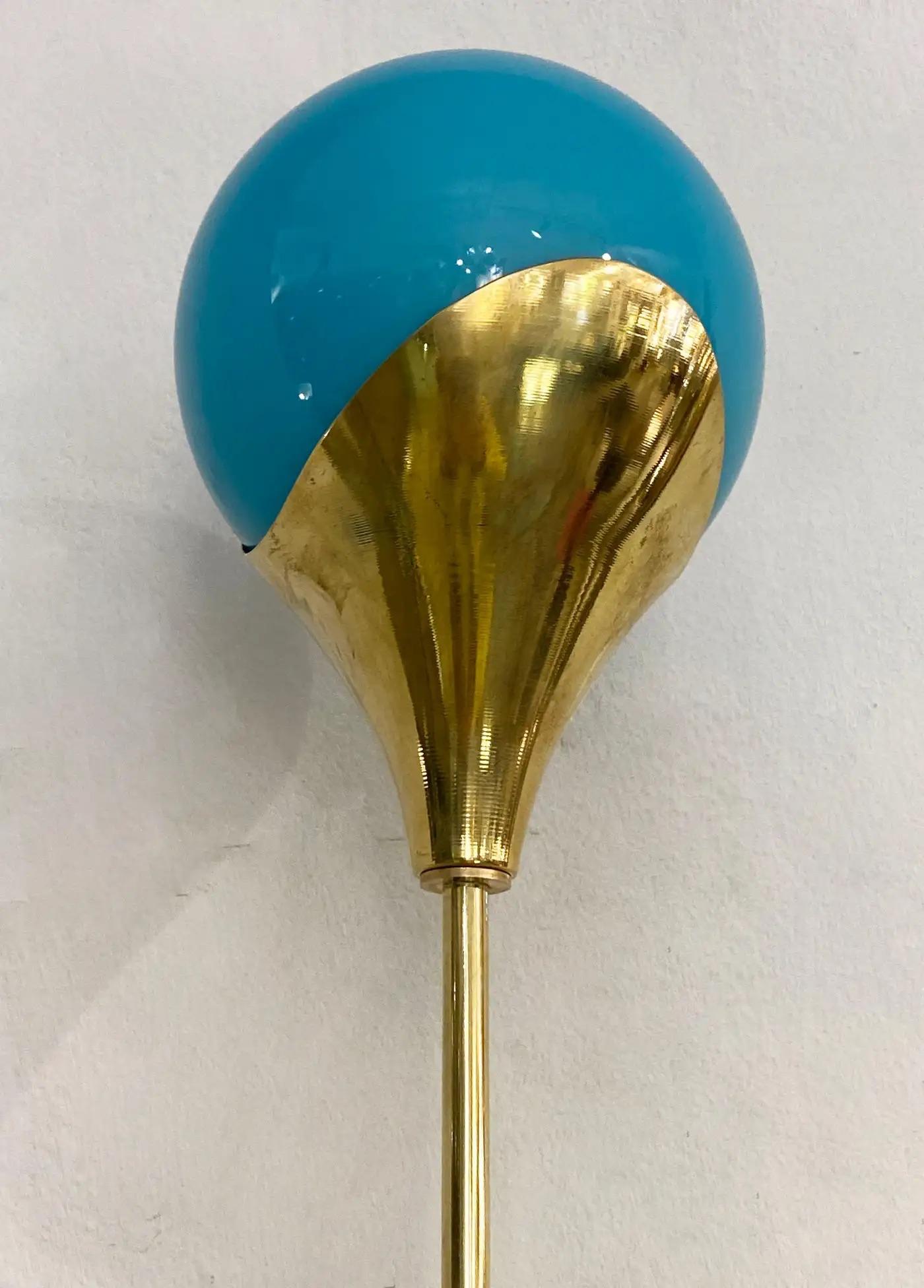 Contemporary Italian Single zwei Globe Türkis Murano Glas Messing Sconce im Angebot 3
