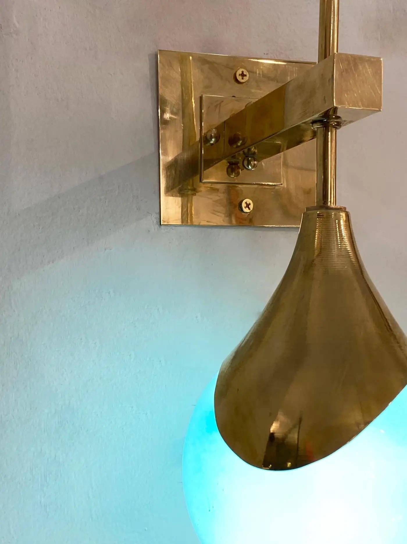 Contemporary Italian Single zwei Globe Türkis Murano Glas Messing Sconce im Angebot 5
