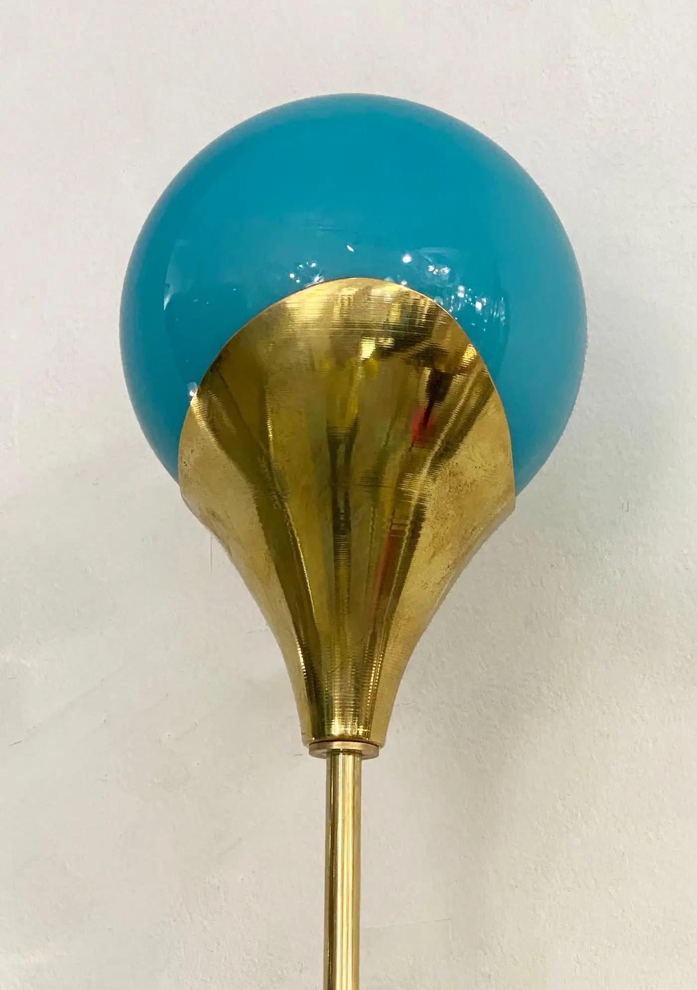 Contemporary Italian Single zwei Globe Türkis Murano Glas Messing Sconce (Moderne der Mitte des Jahrhunderts) im Angebot