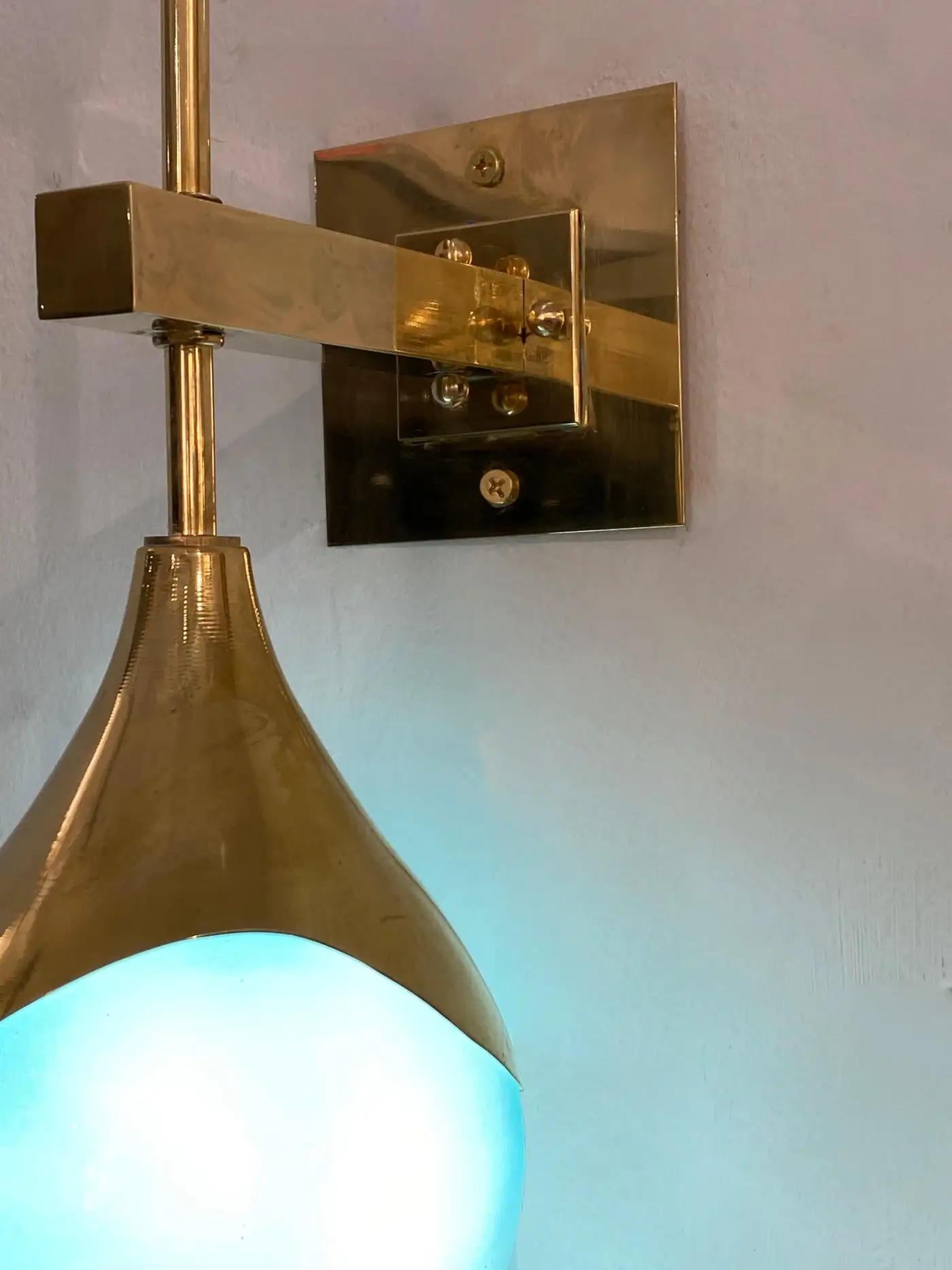 Contemporary Italian Single zwei Globe Türkis Murano Glas Messing Sconce (Handgefertigt) im Angebot