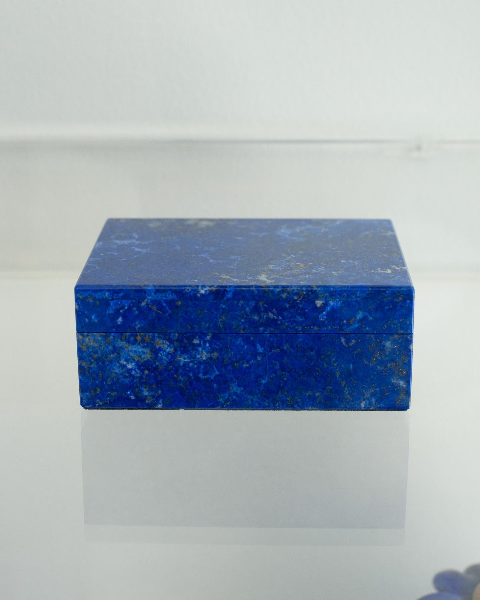 Holen Sie sich heilende Energie in Ihr Zuhause mit einer exquisiten kleinen, lebhaften blauen Lapis-Box. Diese Schachtel ist wunderschön mit einem Scharnierdeckel und einer fachmännischen Konstruktion gefertigt. Mit schwarzem Samt gefüttert und mit