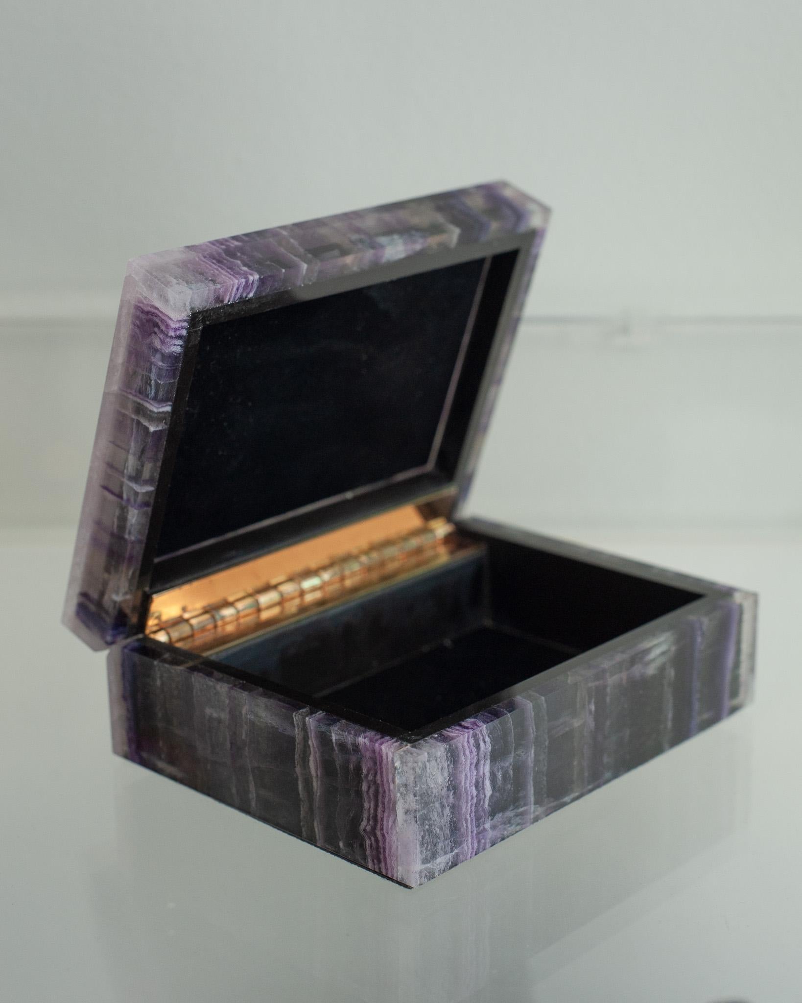 Petite boîte italienne contemporaine en fluorine violette avec couvercle à charnière Neuf - En vente à Toronto, ON