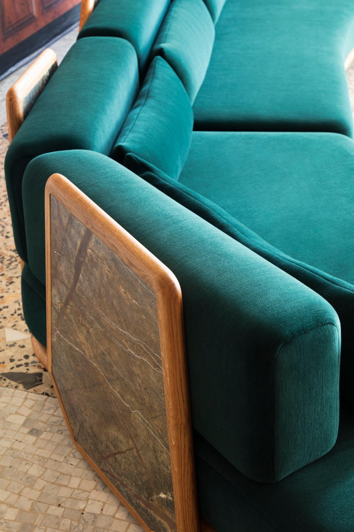 Contemporary Italian Soft Upholstered Sofa, Rückenlehne aus Marmor, Untergestell aus Eiche (Italienisch) im Angebot
