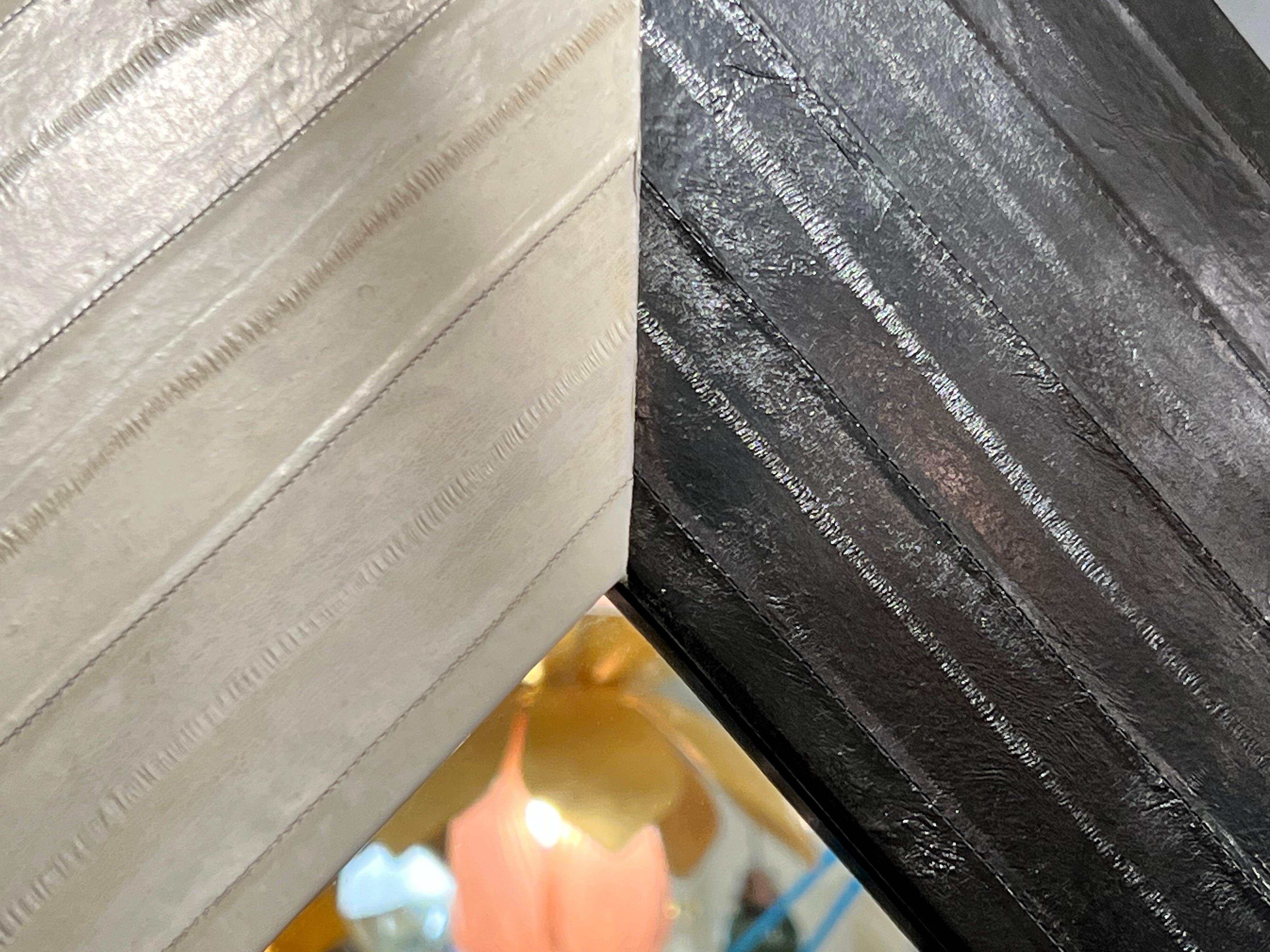 Bois Miroir carré/diamant italien contemporain en cuir noir et blanc gris et noir en vente
