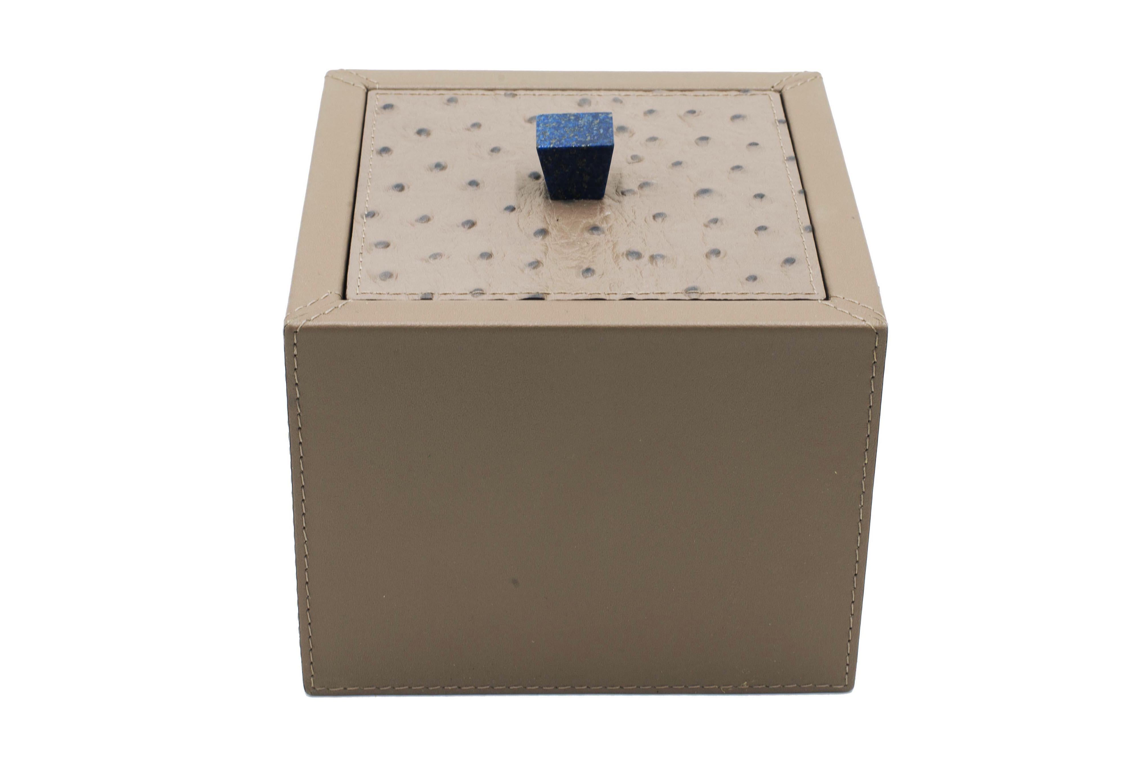 Boîte à accessoires carrée contemporaine avec extérieur en cuir de veau imprimé autruche taupe et intérieur en daim gris, (Made in Italy).