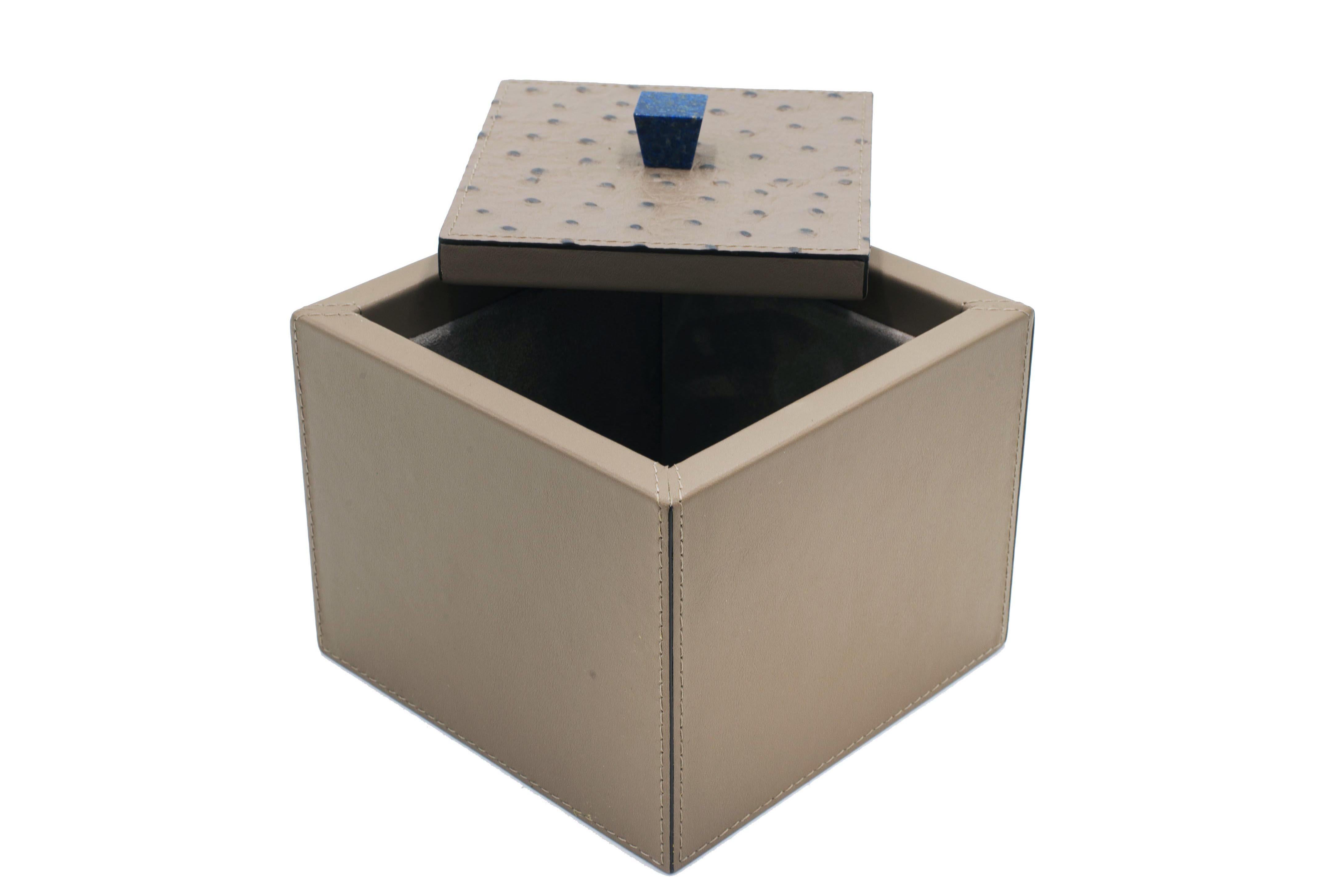 Boîte carrée italienne en cuir taupe personnalisée Bon état - En vente à New York, NY