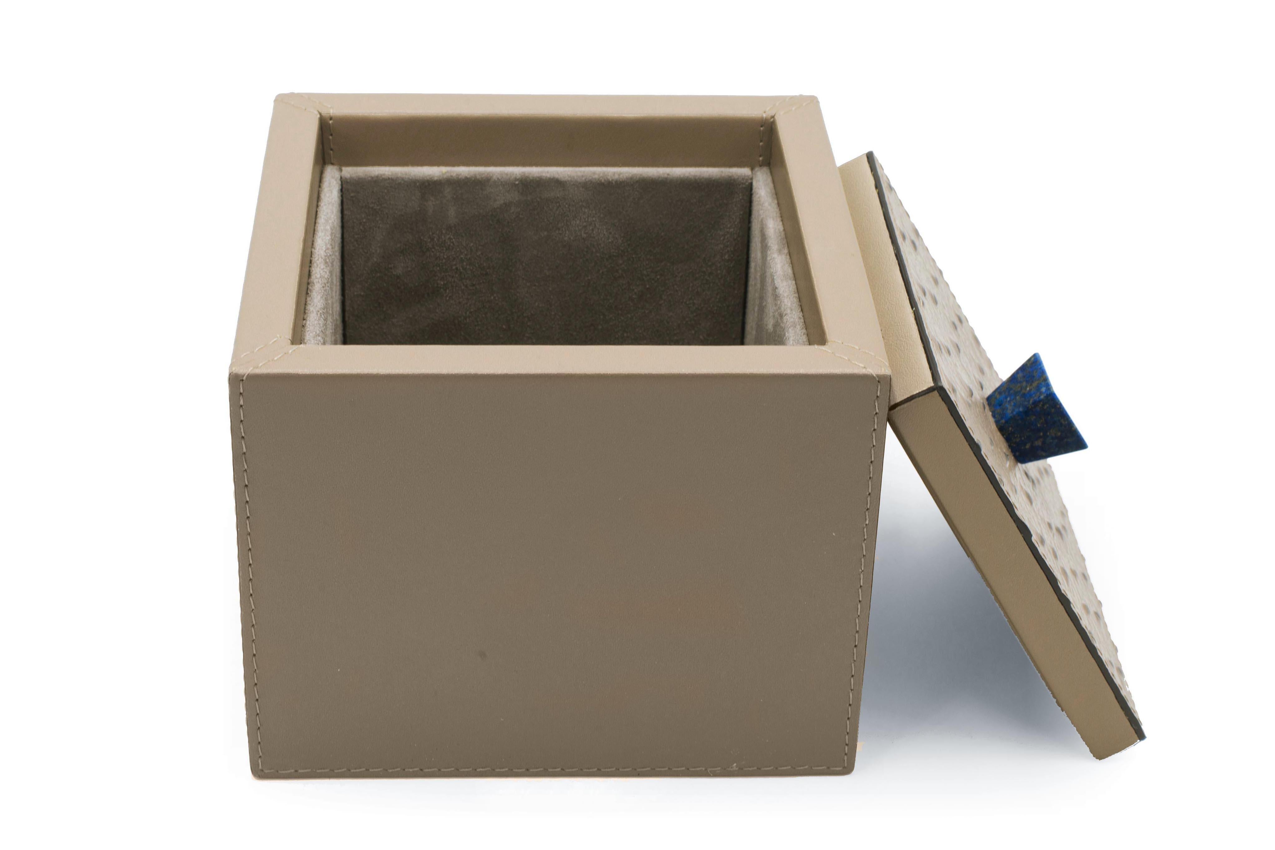 XXIe siècle et contemporain Boîte carrée italienne en cuir taupe personnalisée en vente