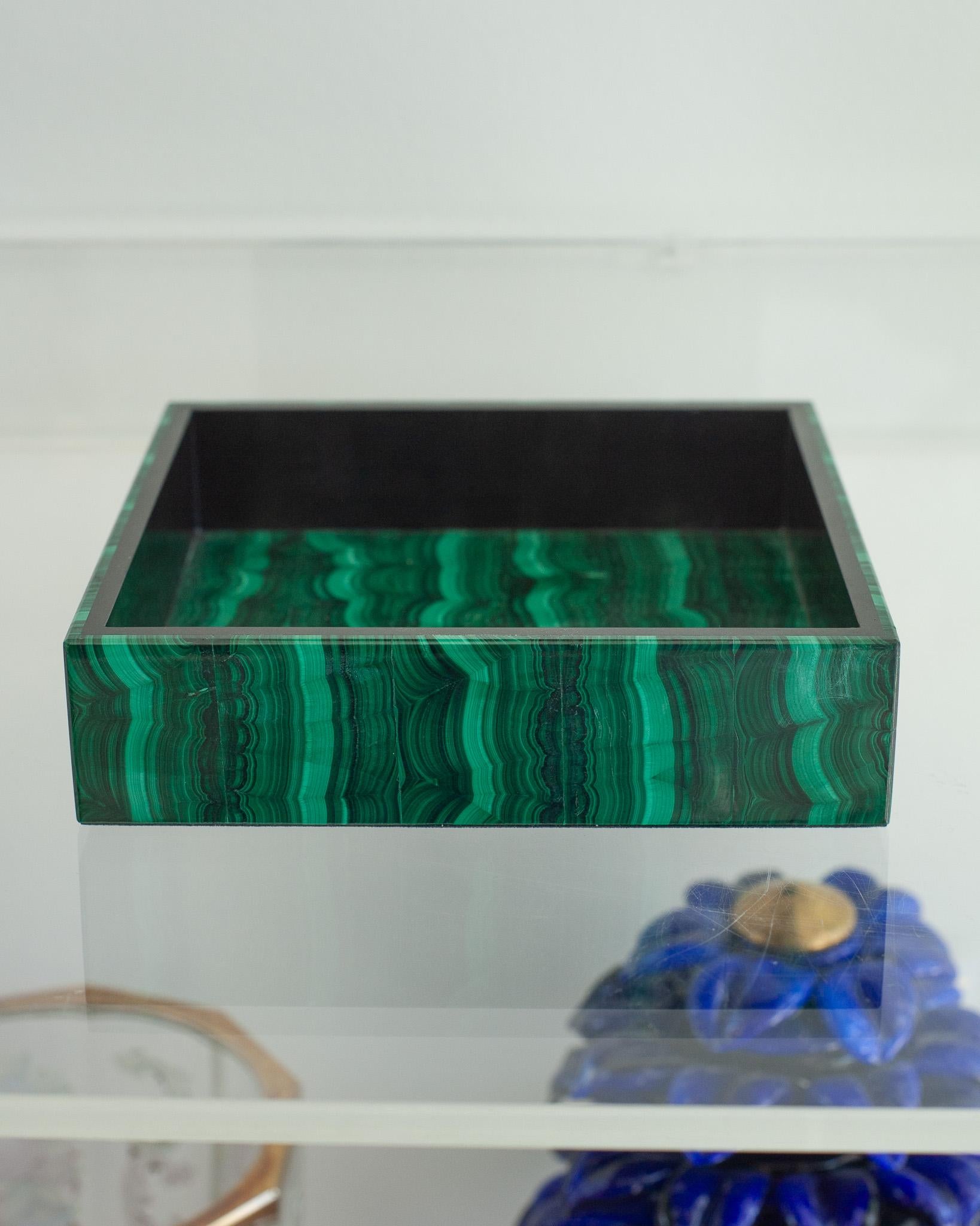 Holen Sie sich mit diesem exquisiten Tablett aus grünem Malachit und schwarzem Marmor heilende Energie in Ihr Zuhause. Dieses Tablett ist wunderschön mit fachmännischer Konstruktion und außergewöhnlich abgestimmten Streifen Malachit gemacht. Mit