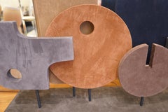 Zeitgenössische abstrakte Skulptur aus italienischem Wildleder und Bronze in abstrakter Form