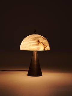 Lampada da tavolo italiana contemporanea "Funghetto", paralume in alabastro, bronzo spazzolato