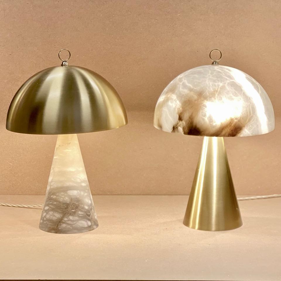 Galvanisé Lampe de bureau italienne contemporaine en albâtre Funghetto avec abat-jour en laiton satiné en vente