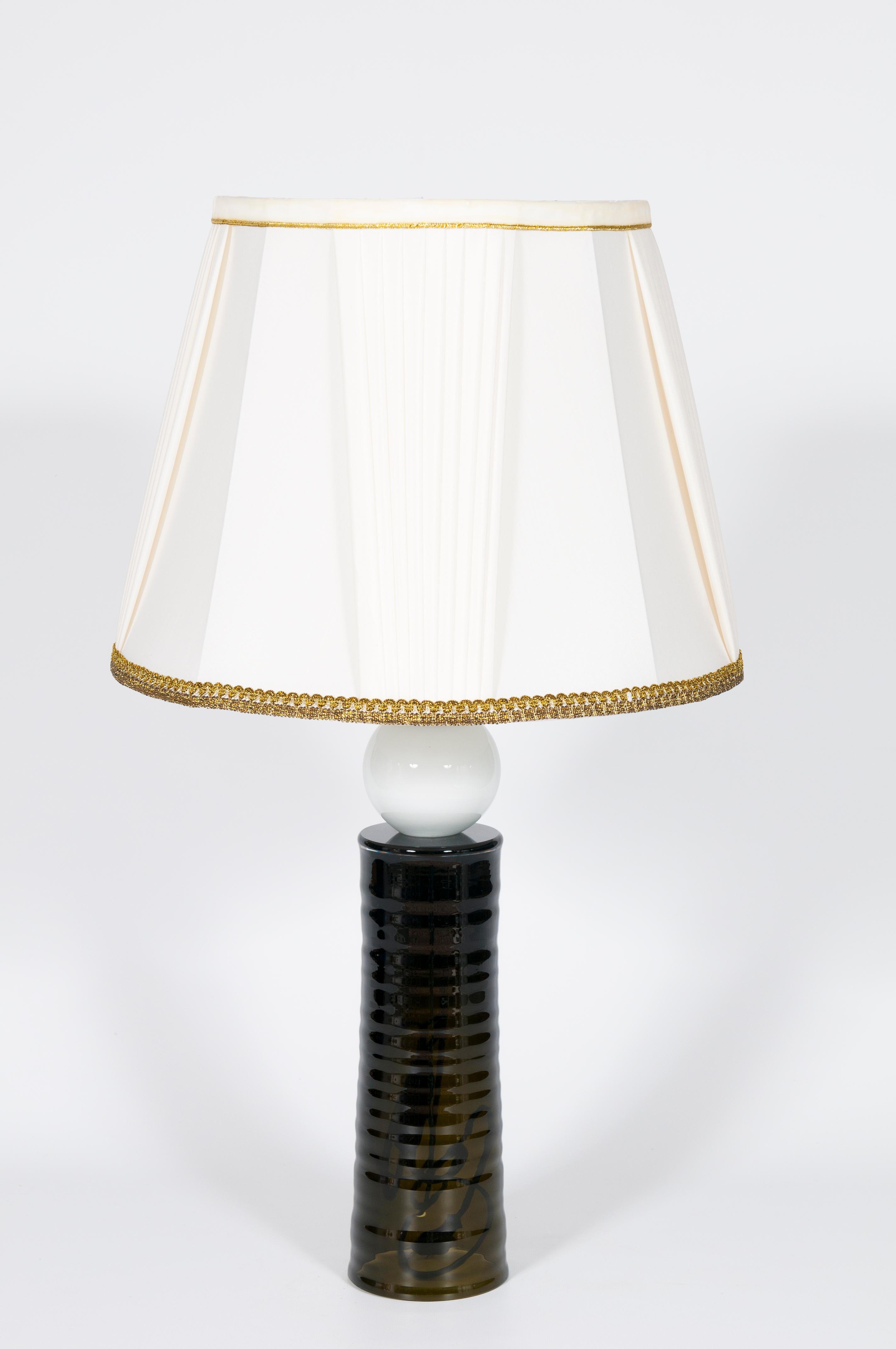 Contemporary Italian table lamp in blown Murano glass black and white, by Giovanni Dalla Fina.
This elegant table lamp is composed of a single piece black column, with some circular and soft-looking corrugations that run all around the body, with a