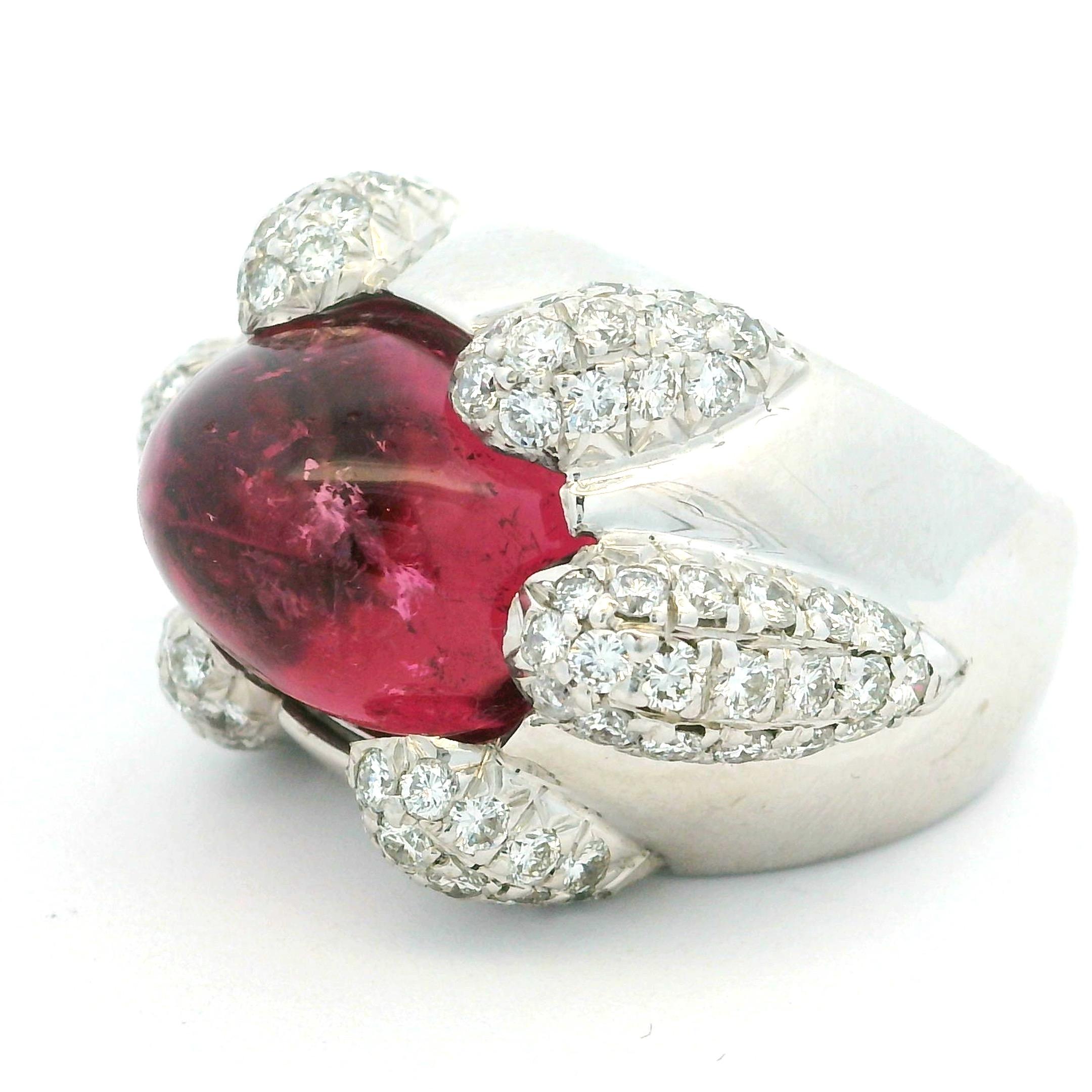 Expresión audaz del moderno diseño italiano, este exquisito anillo de cóctel está elaborado en luminoso oro blanco de 18 quilates y presenta una fascinante turmalina cabujón ovalada de 6,0 quilates. La vibrante piedra rosa magenta está rodeada por