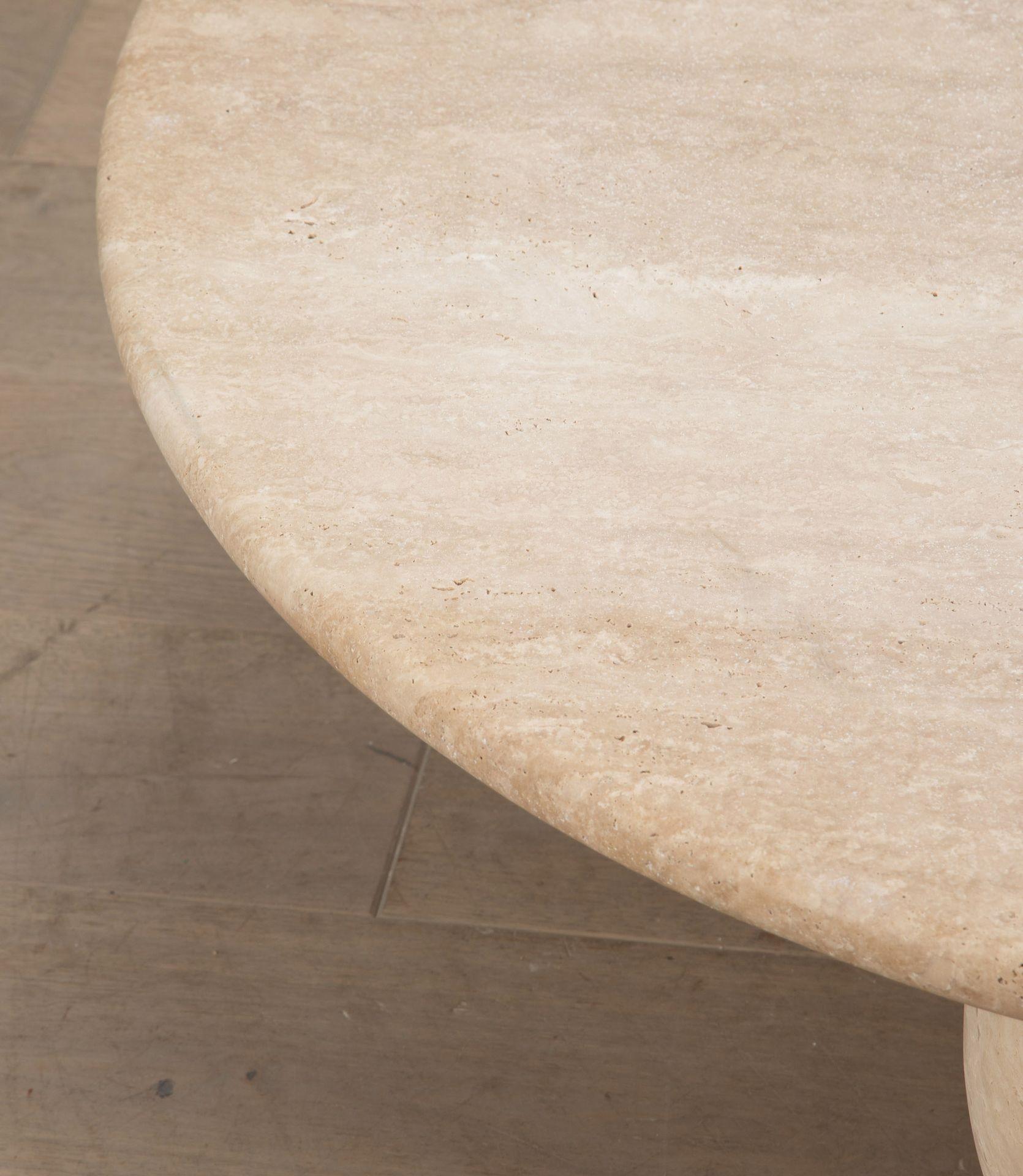 Mesa de centro contemporánea de travertino italiano Italiano en venta