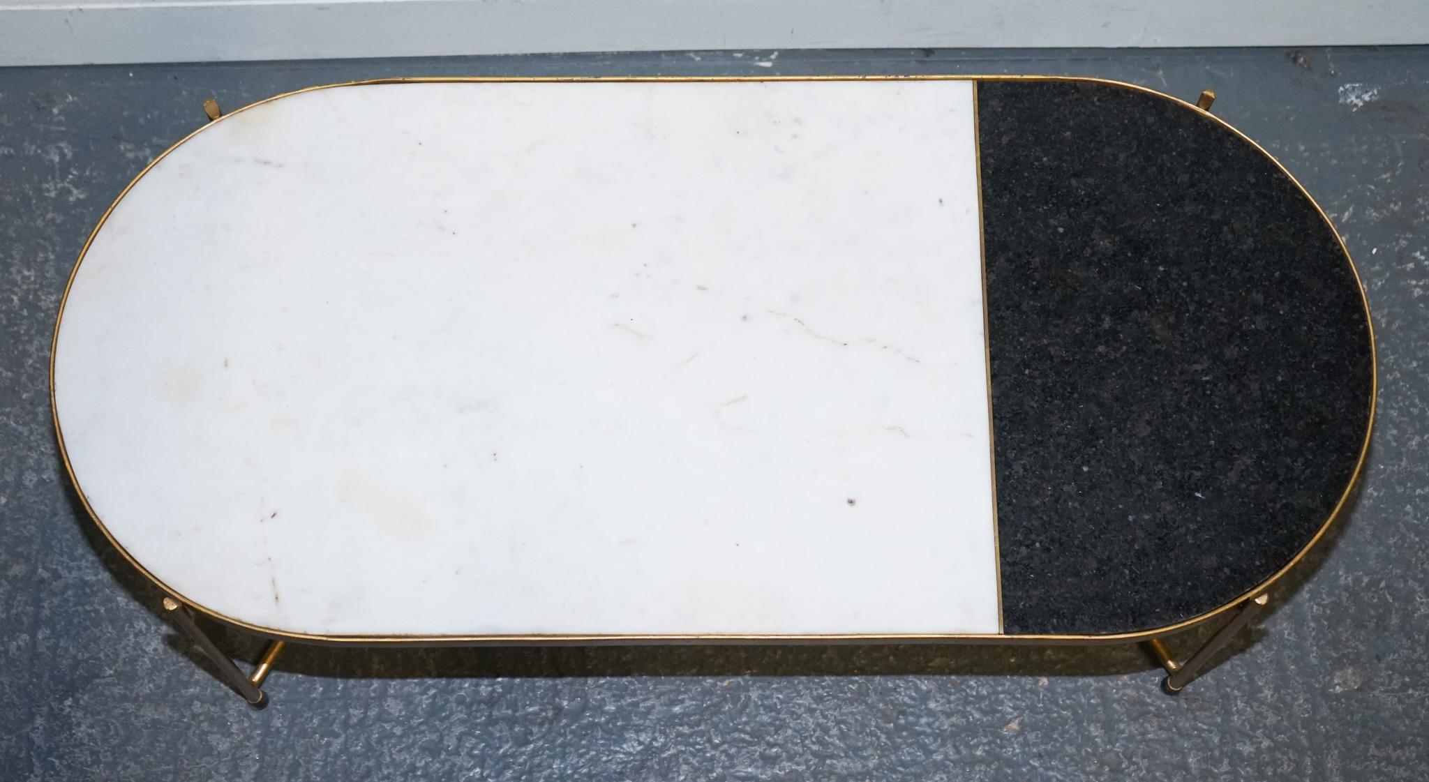 TAVOLO DA CAFFÈ CONTEMPORANEO ITALIANO IN MARMO E LIMESTONE SU GAMBE IN METALLO D'ORO in vendita 4