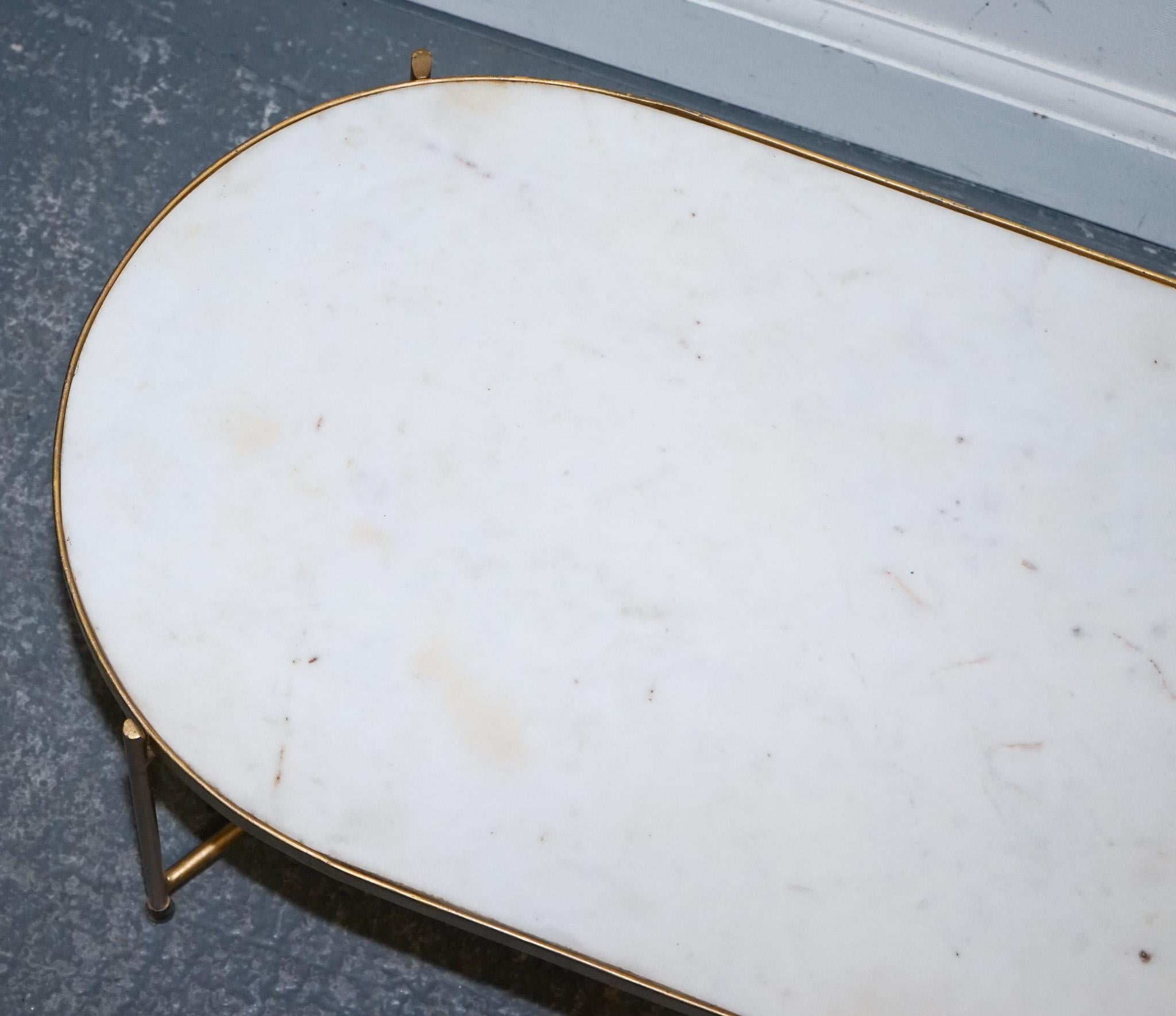 TAVOLO DA CAFFÈ CONTEMPORANEO ITALIANO IN MARMO E LIMESTONE SU GAMBE IN METALLO D'ORO in vendita 5