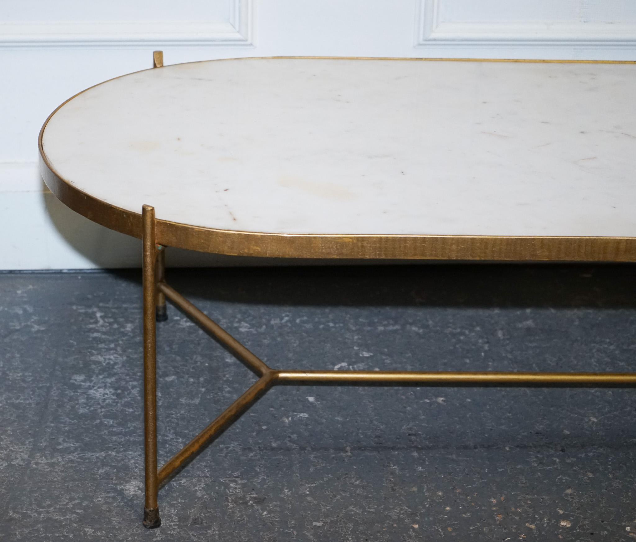 TAVOLO DA CAFFÈ CONTEMPORANEO ITALIANO IN MARMO E LIMESTONE SU GAMBE IN METALLO D'ORO In condizioni buone in vendita a Pulborough, GB