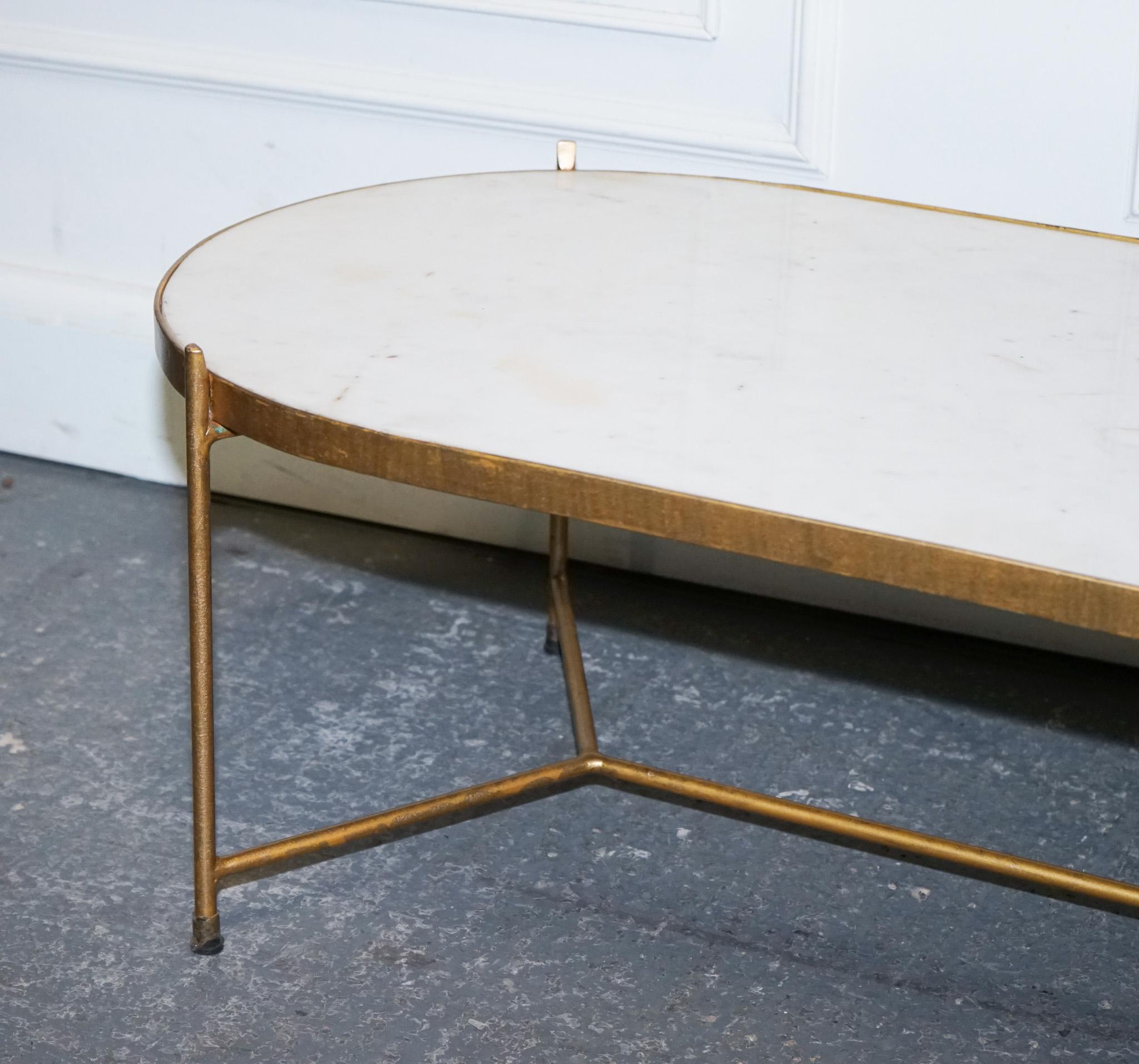 XX secolo TAVOLO DA CAFFÈ CONTEMPORANEO ITALIANO IN MARMO E LIMESTONE SU GAMBE IN METALLO D'ORO in vendita