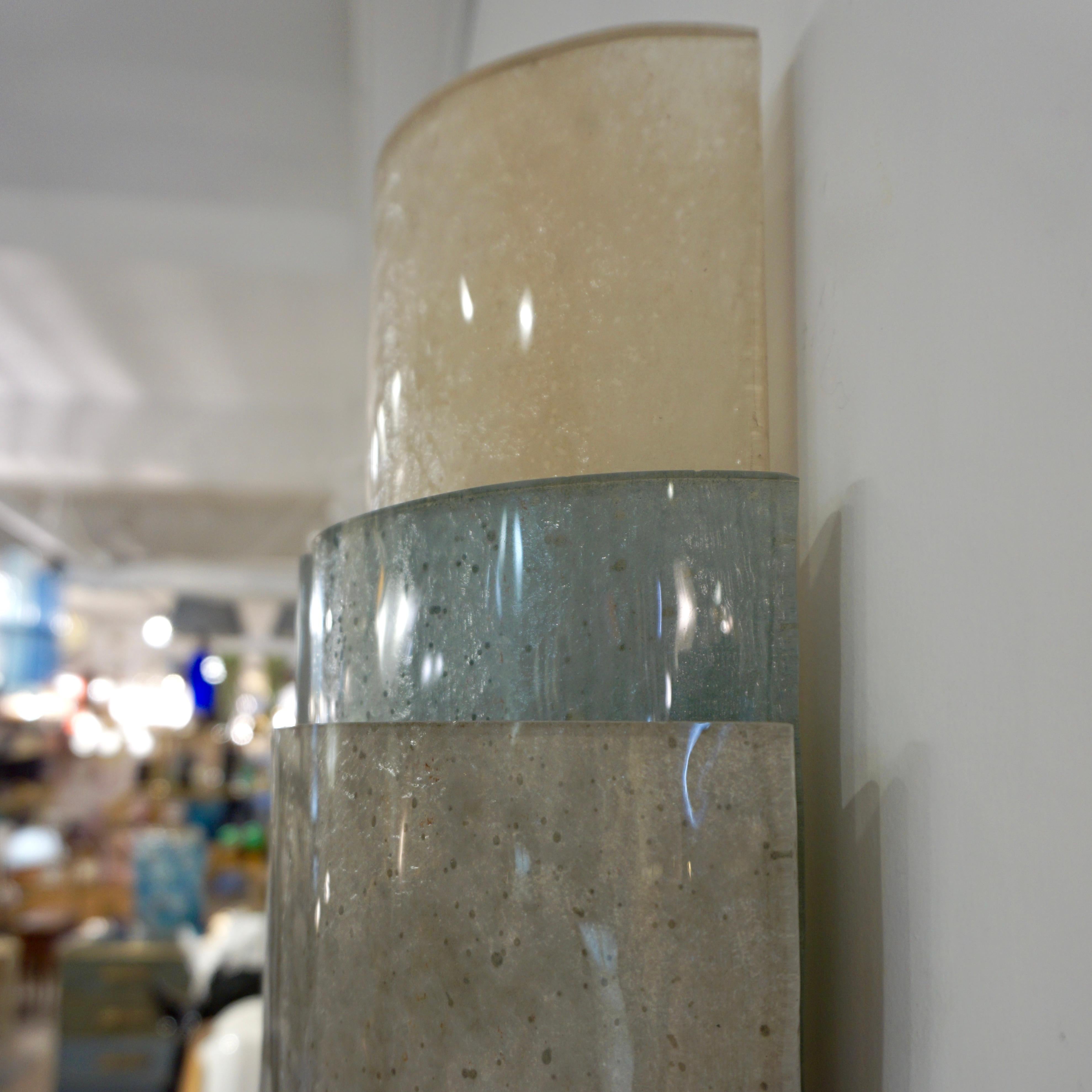 Zeitgenössische italienische Wandleuchten aus weiß-blau-grau-mattiertem, geschichtetem Muranoglas im Angebot 1