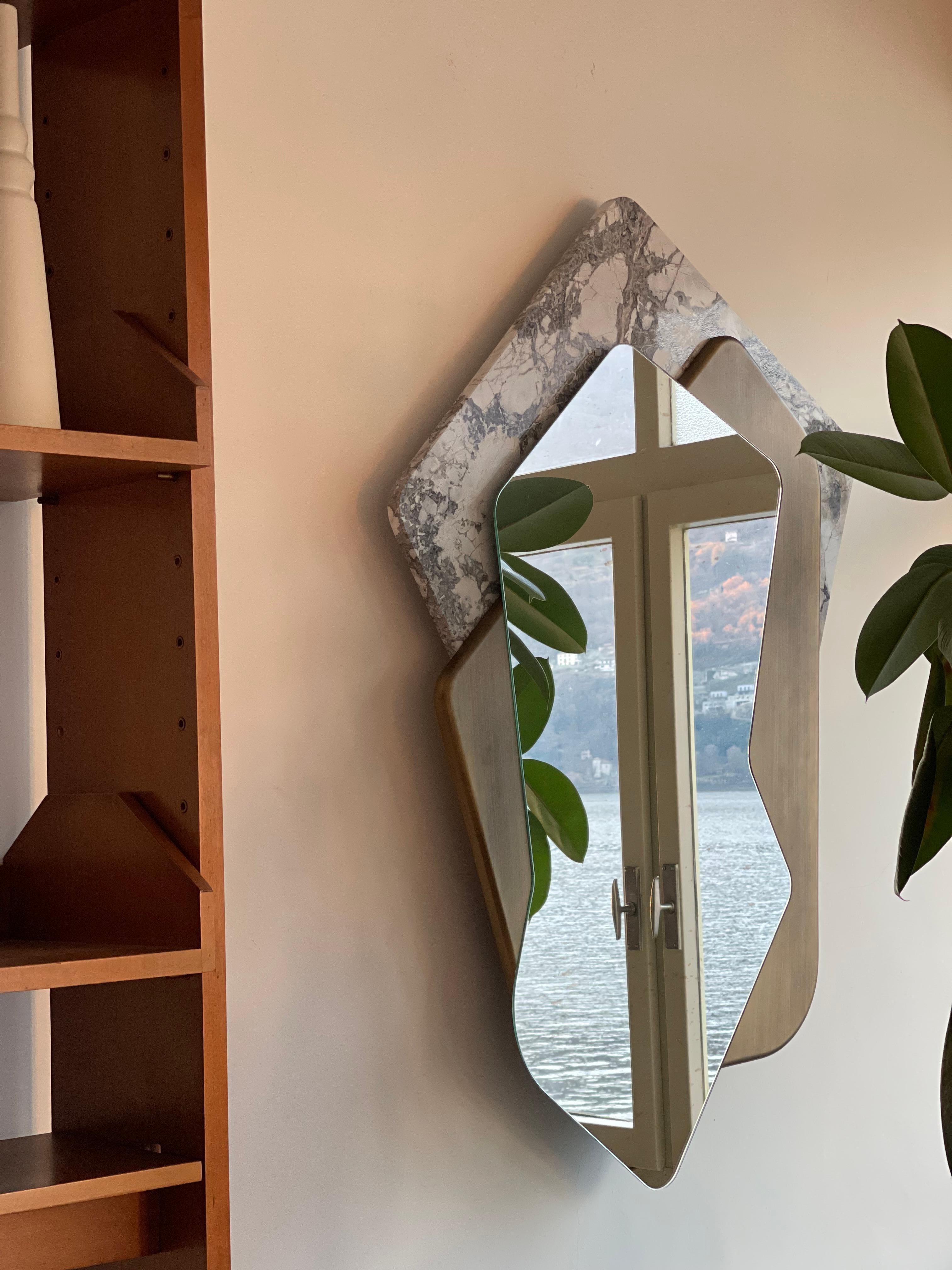 Zeitgenössischer italienischer Wandspiegel CAM von Spinzi aus Marmor und Messing getöntem Wood (Buntglas) im Angebot