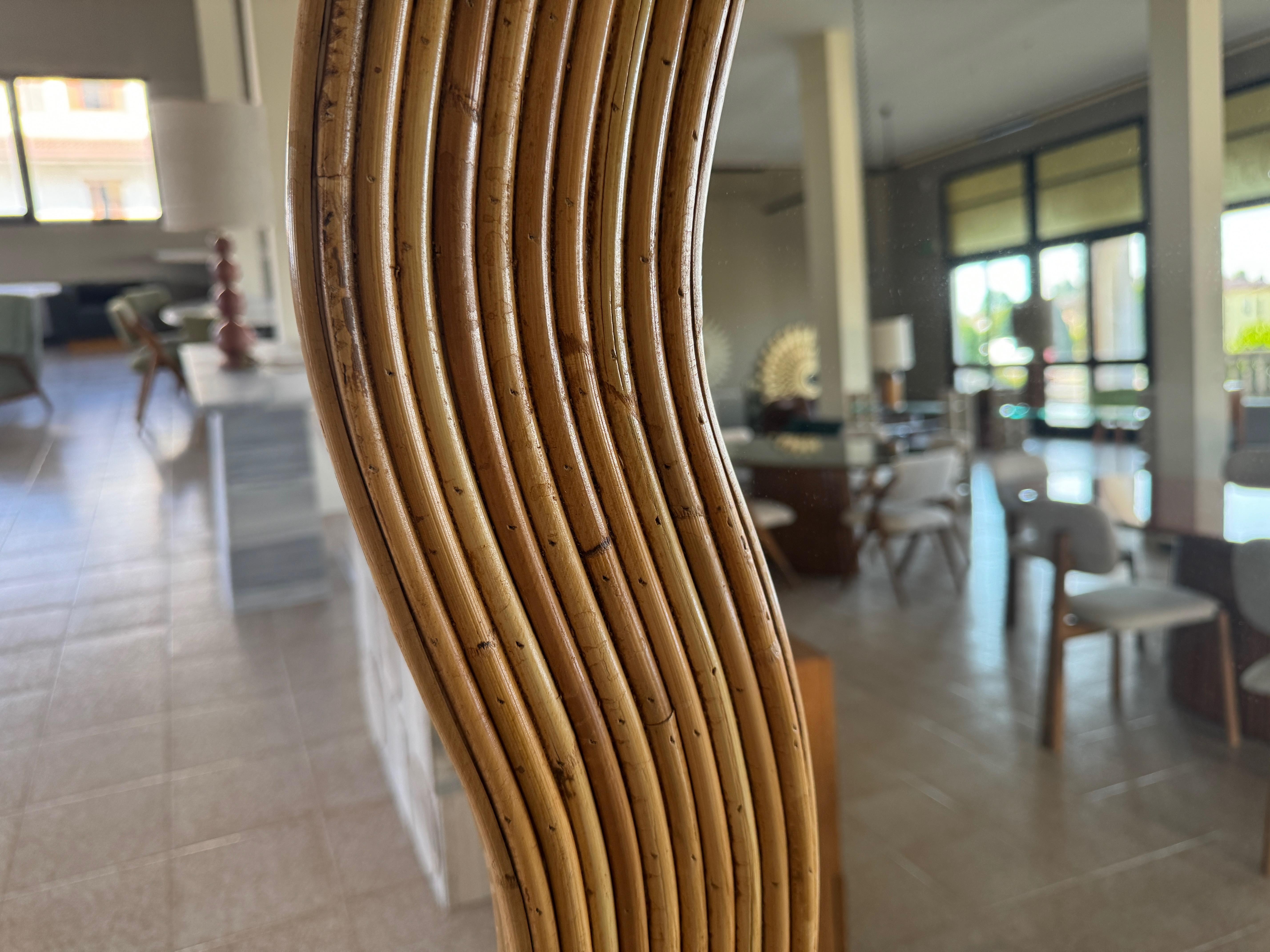 Contemporary Italian Wavy Bamboo Mirror (Moderne der Mitte des Jahrhunderts) im Angebot