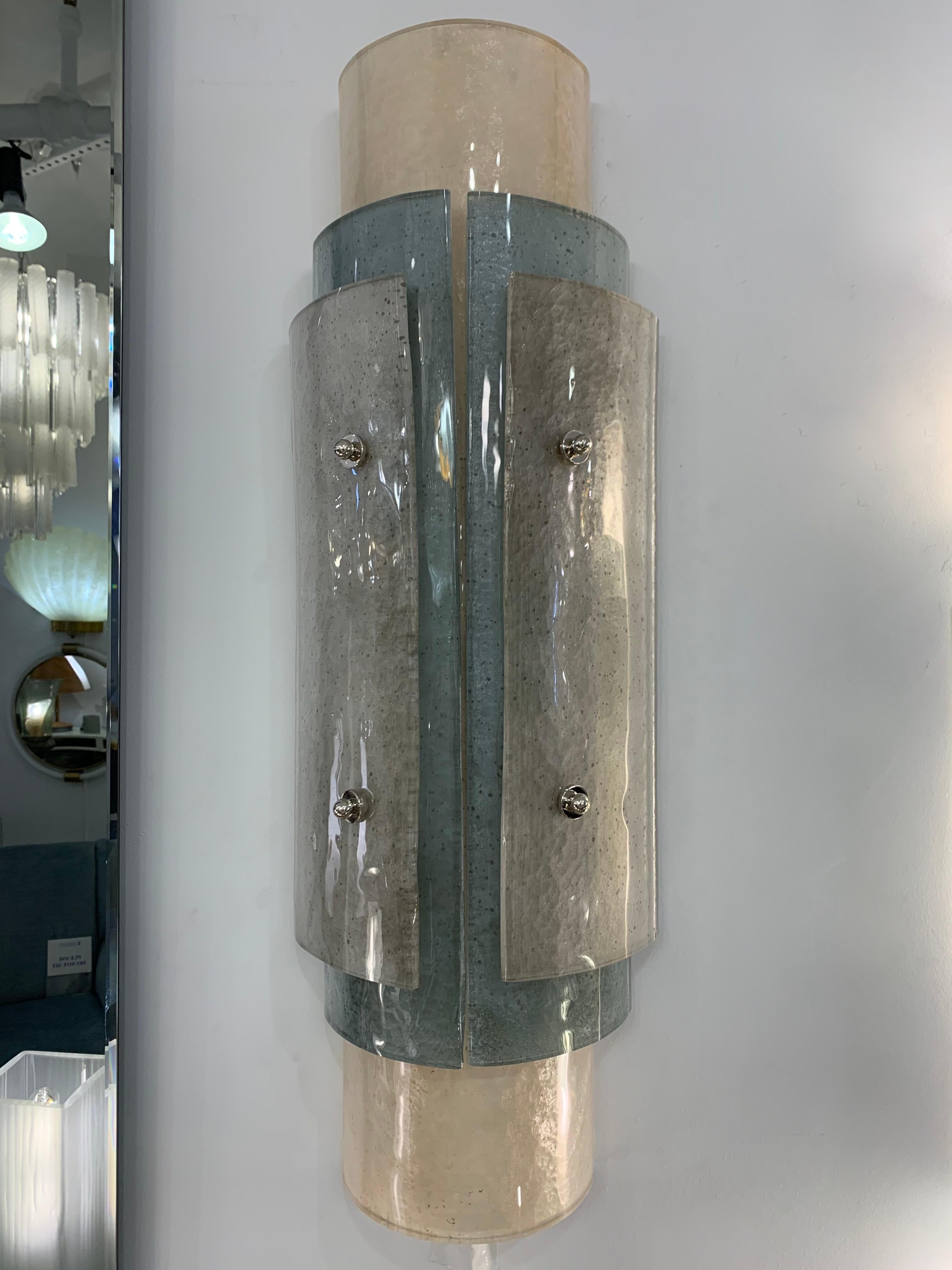 Deux paires disponibles immédiatement - Un design méditerranéen italien très élégant et raffiné en verre soufflé de Murano travaillé avec la technique du scavo : le verre dépoli a une finition similaire aux découvertes archéologiques du verre romain