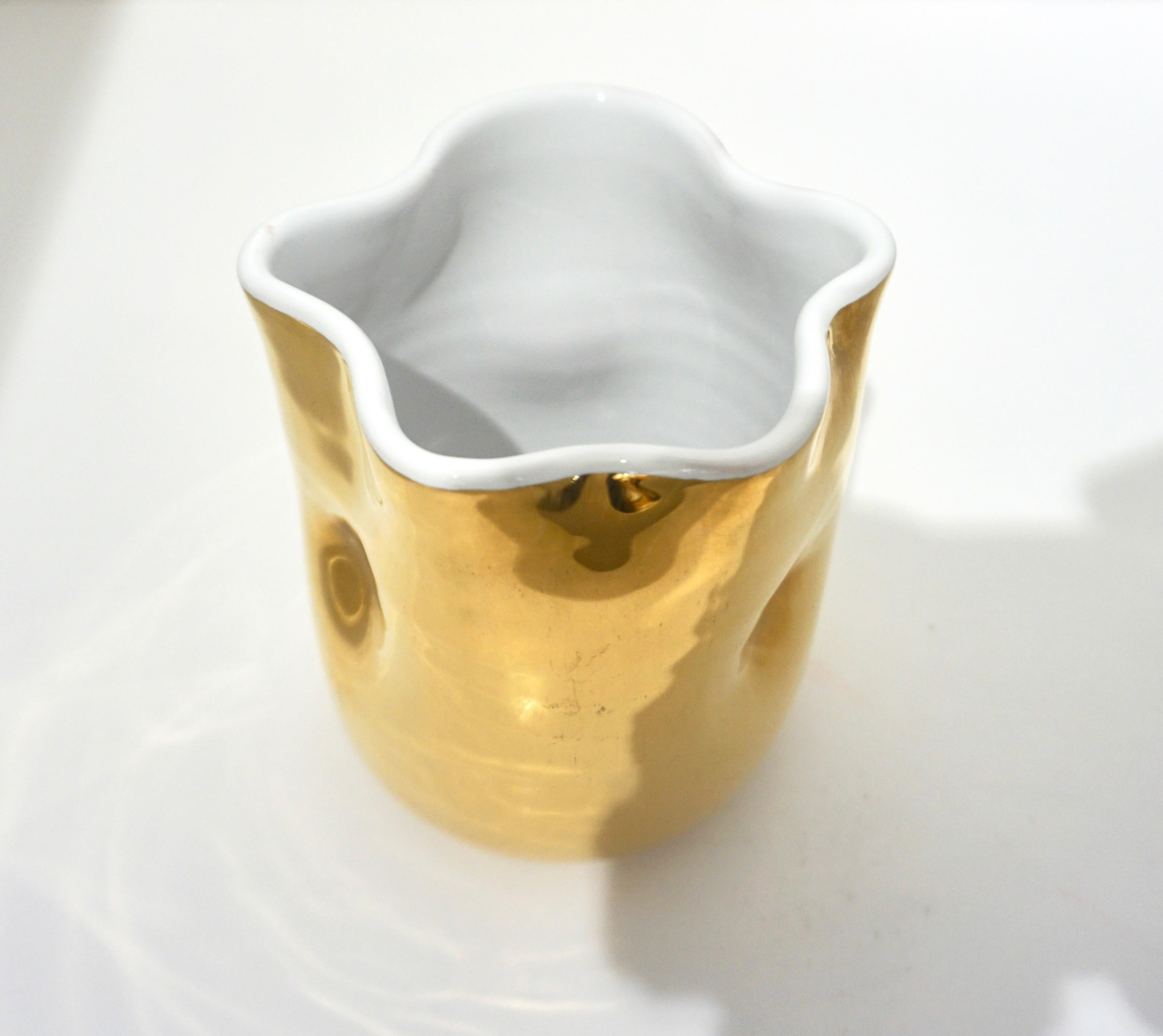 Vaso Italiano Contemporáneo de Cerámica Blanca Decorada con Oro Moderno orgánico en venta