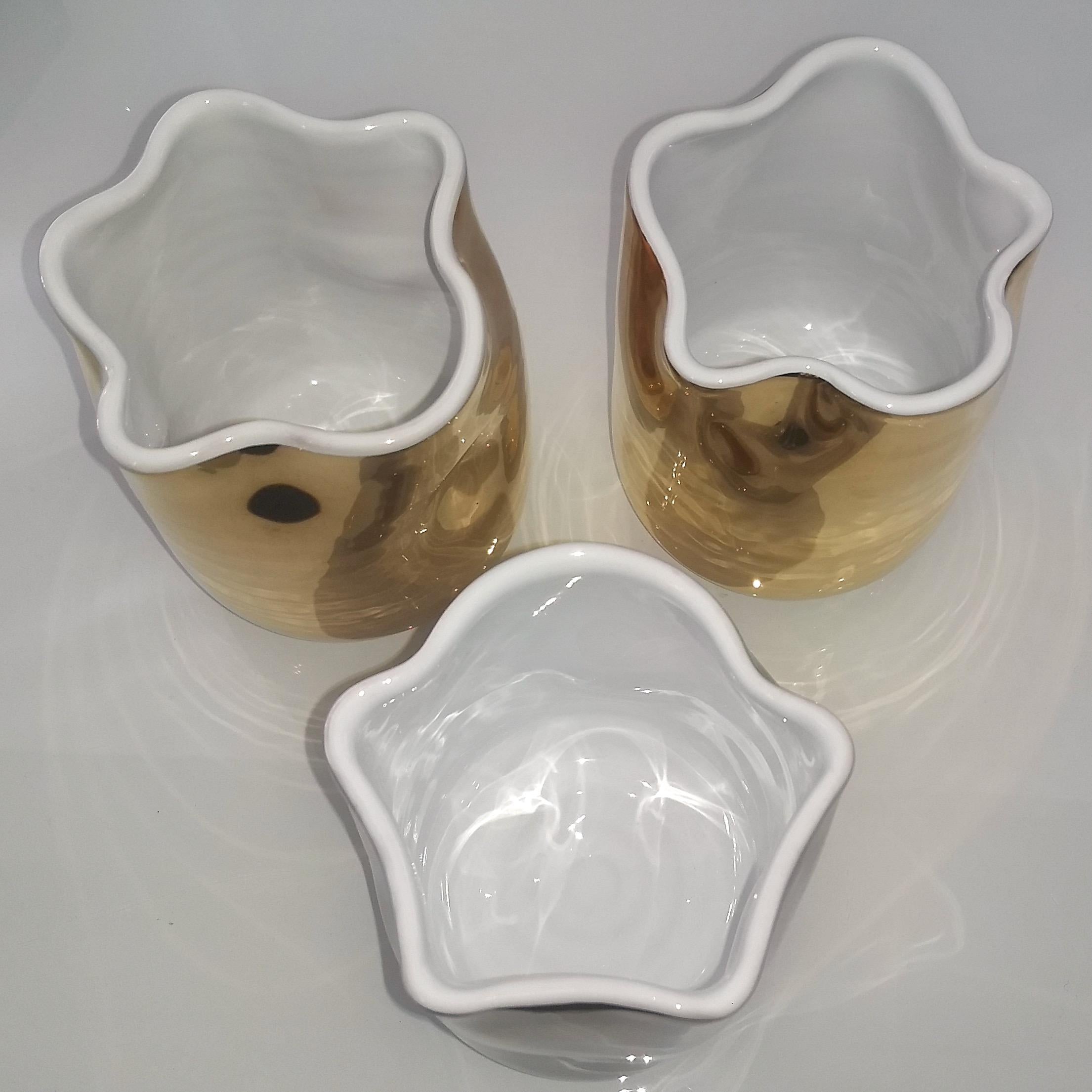 Contemporary Italian White Ceramic Tumbler mit Goldverzierung im Zustand „Hervorragend“ im Angebot in New York, NY