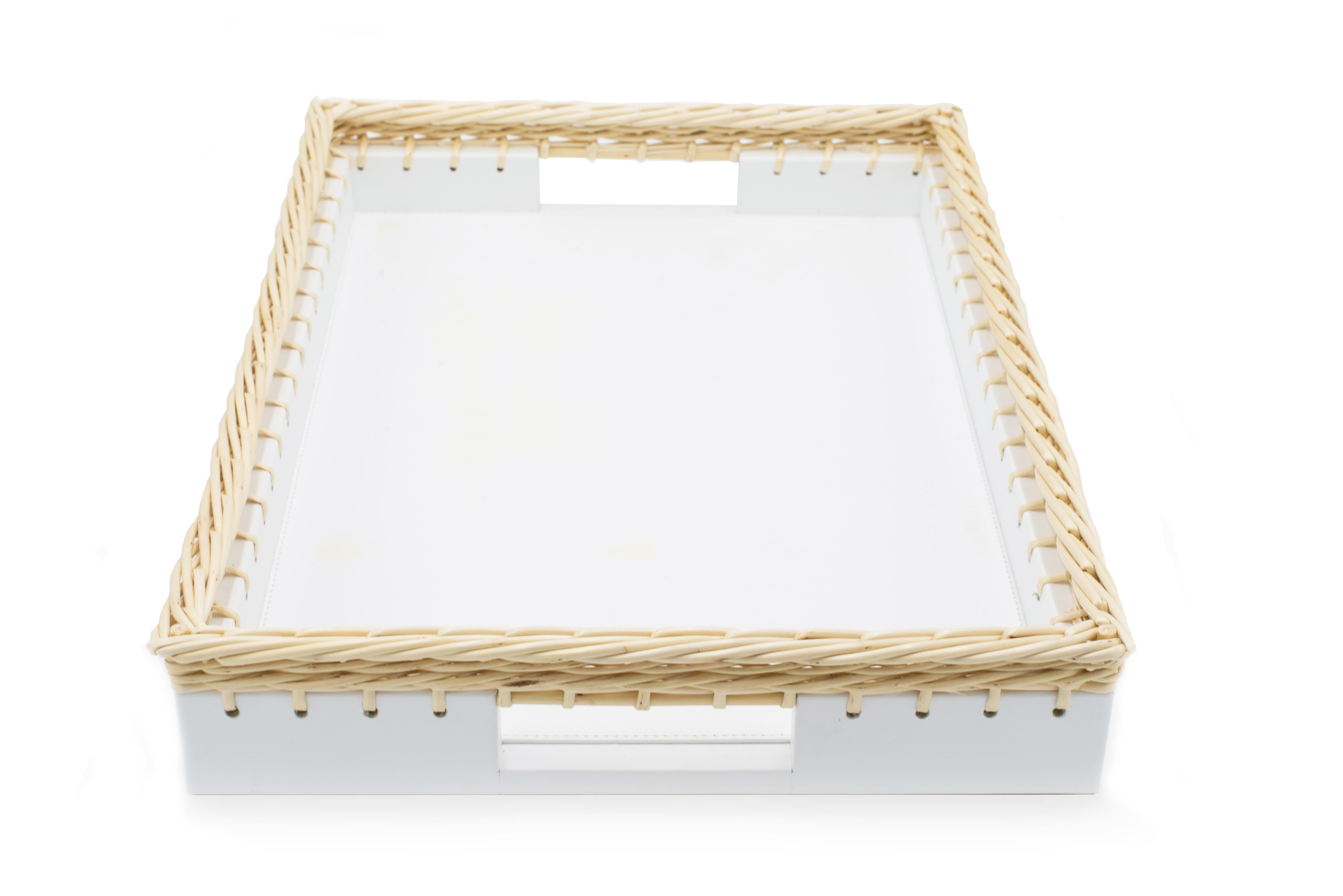 Bandeja italiana contemporánea de cuero blanco y mimbre Italiano en venta