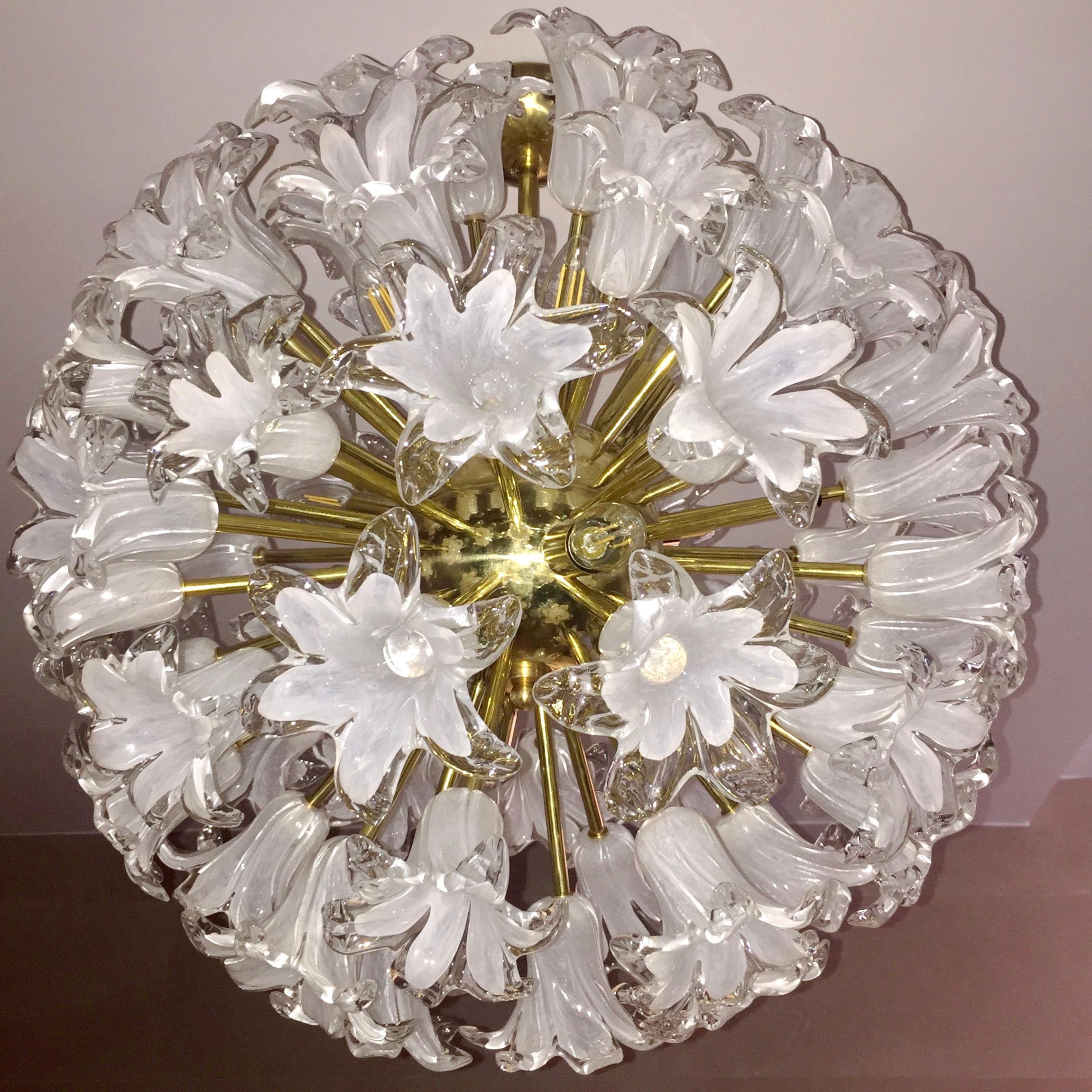 Contemporary Italian White Murano Glass and Brass Sputnik Bud Flower Chandelier For Sale 4
