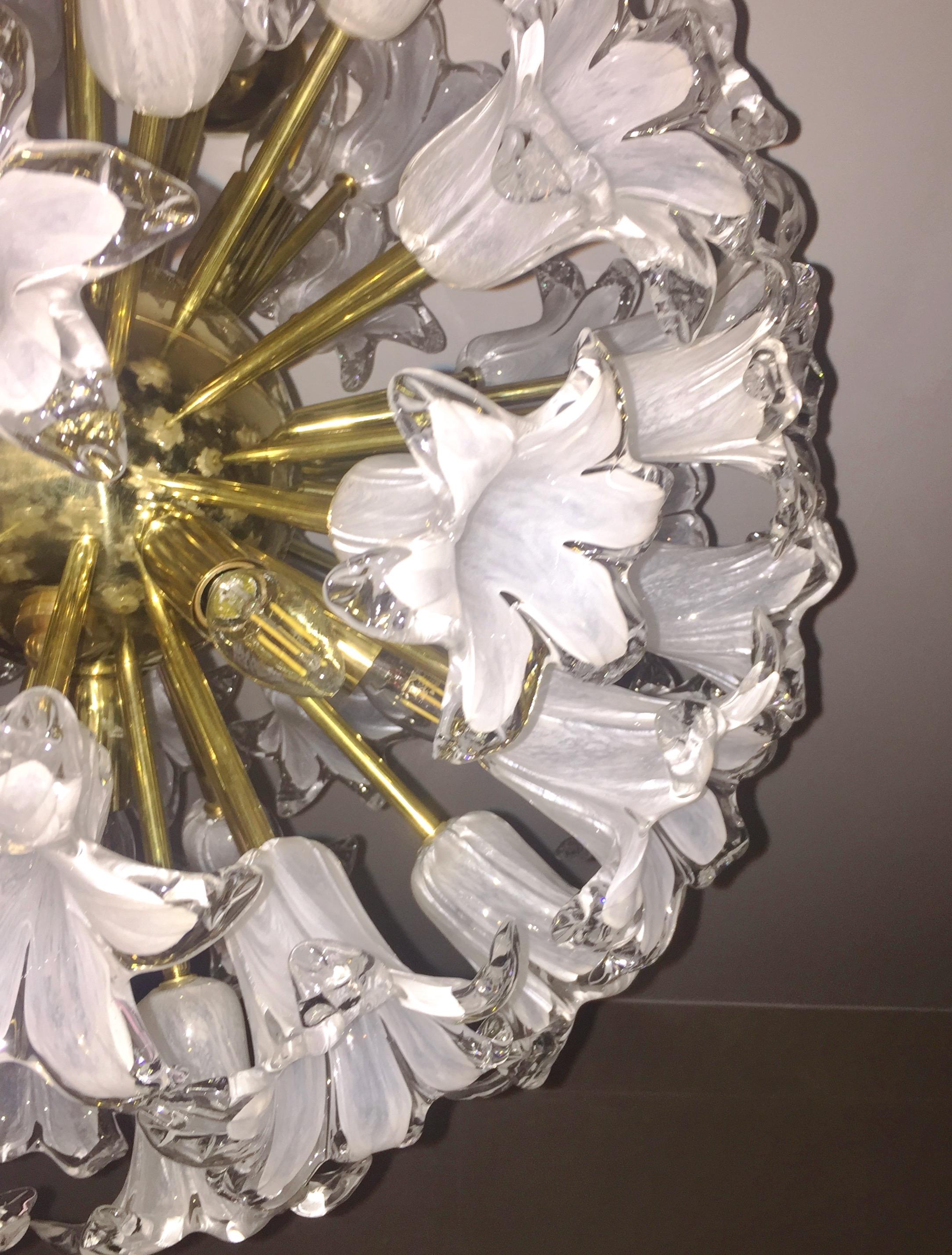 Contemporary Italian White Murano Glass and Brass Sputnik Bud Flower Chandelier In New Condition For Sale In New York, NY