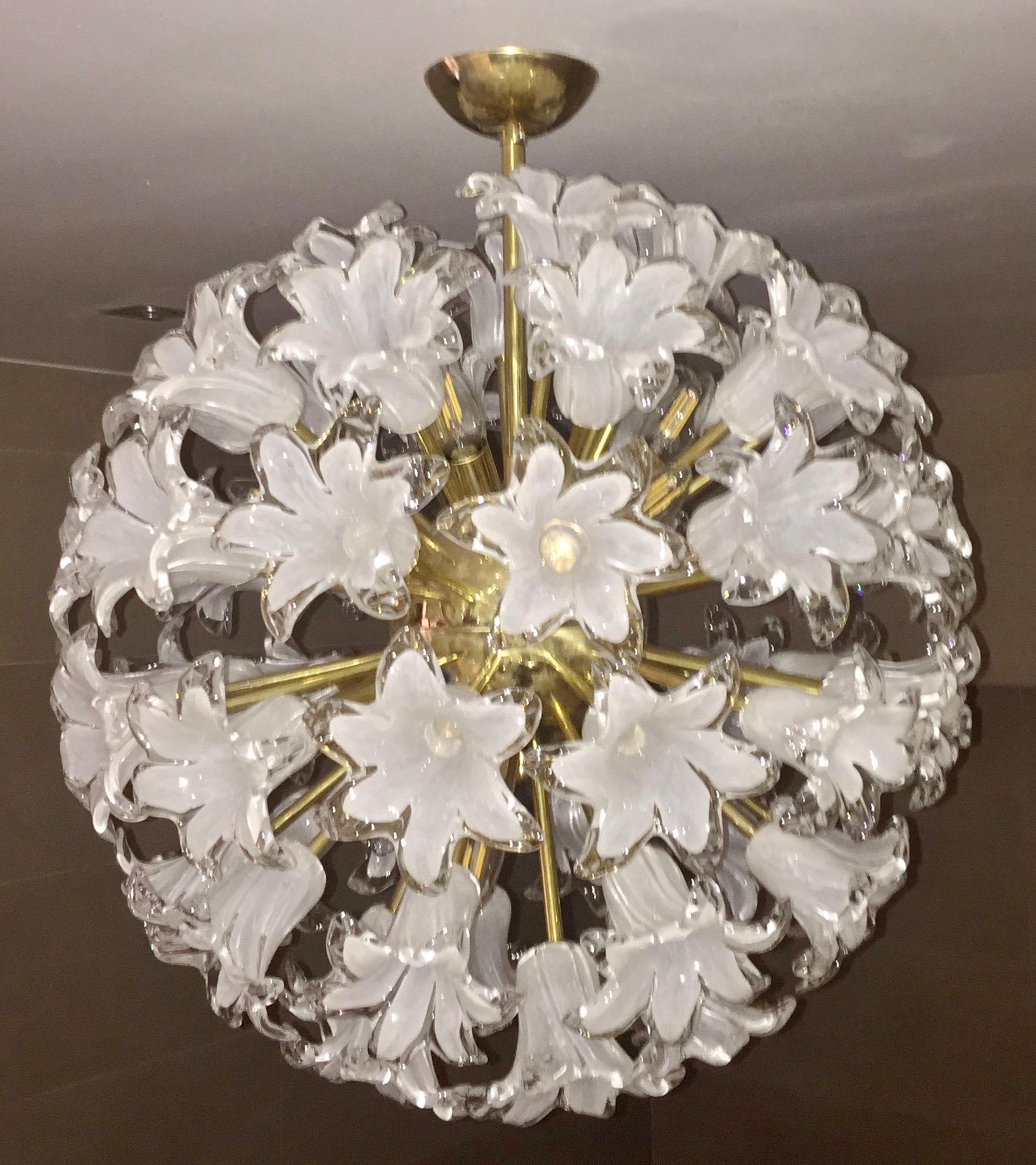 Zeitgenössischer italienischer Sputnik-Kronleuchter aus weißem Muranoglas und Messing mit Knospenblumen im Angebot 1