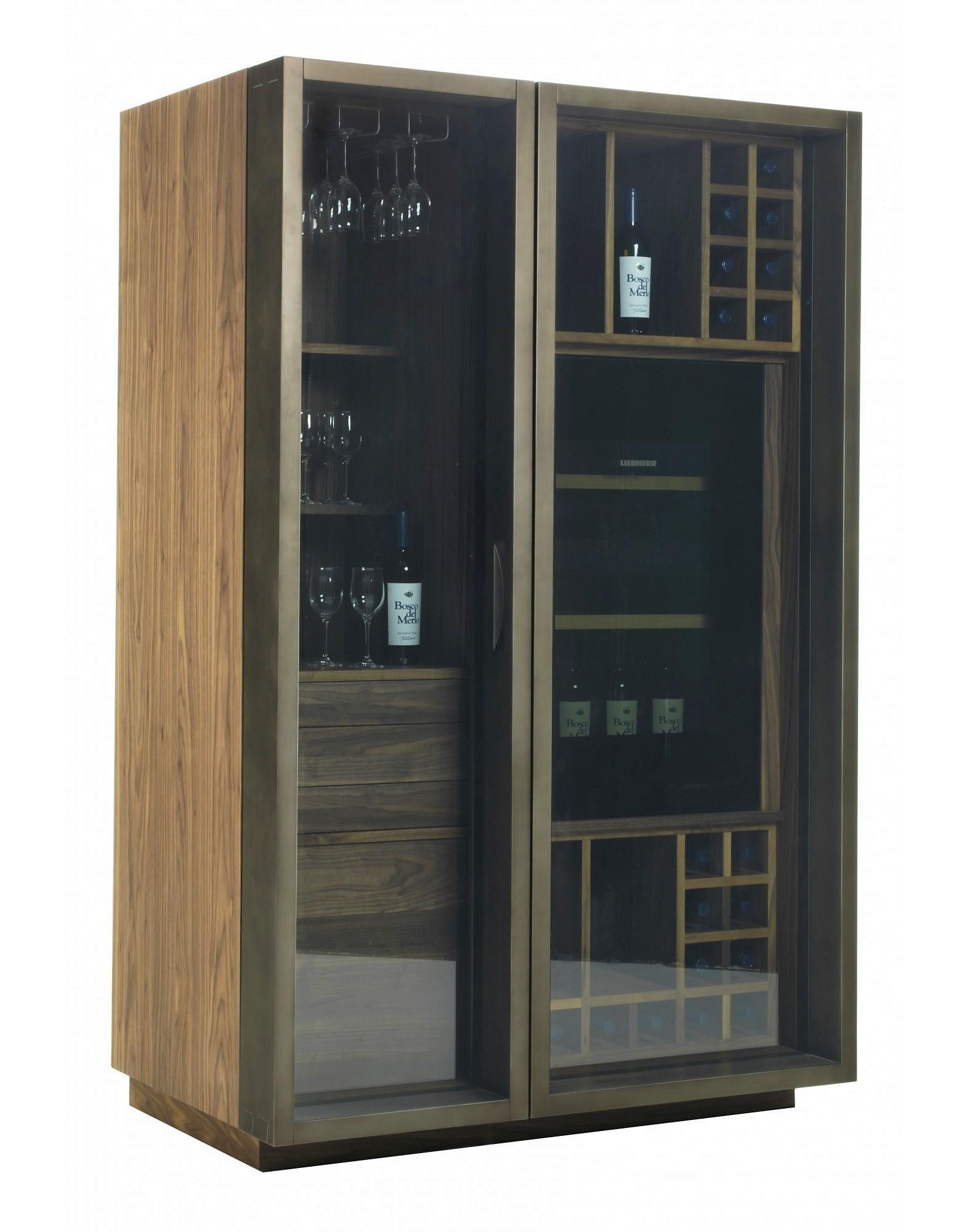 Moderne Armoire de rangement à vin italienne contemporaine en noyer massif en vente