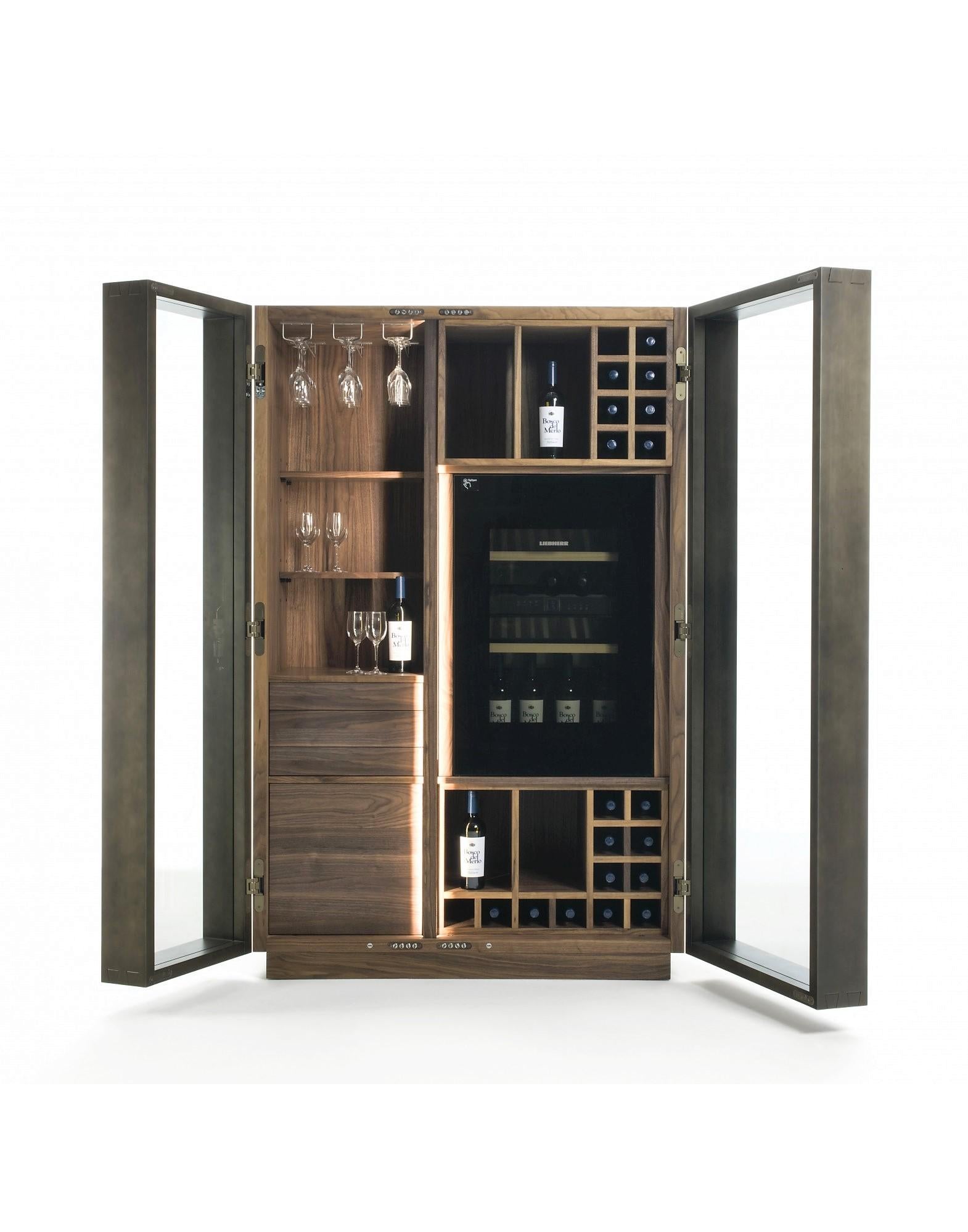 Armoire de rangement à vin italienne contemporaine en noyer massif Neuf - En vente à New York, NY