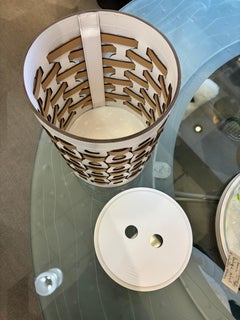 Cestino e coperchio in pelle intrecciata italiana contemporanea