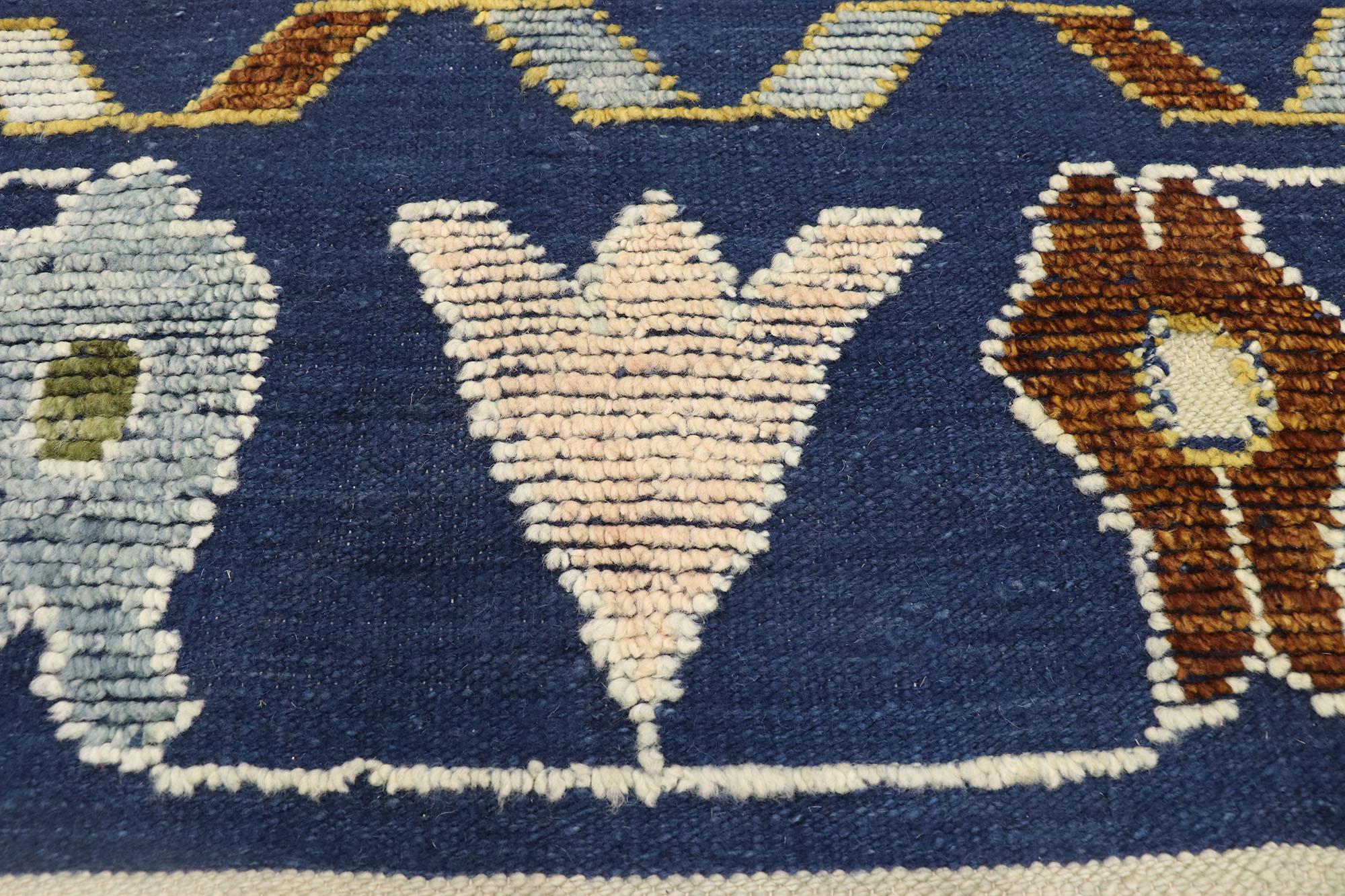 Zeitgenössischer elfenbeinfarbener und blauer Oushak-Teppich mit erhabenem Design (Indisch)