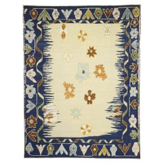 Zeitgenössischer elfenbeinfarbener und blauer Oushak-Teppich mit erhabenem Design