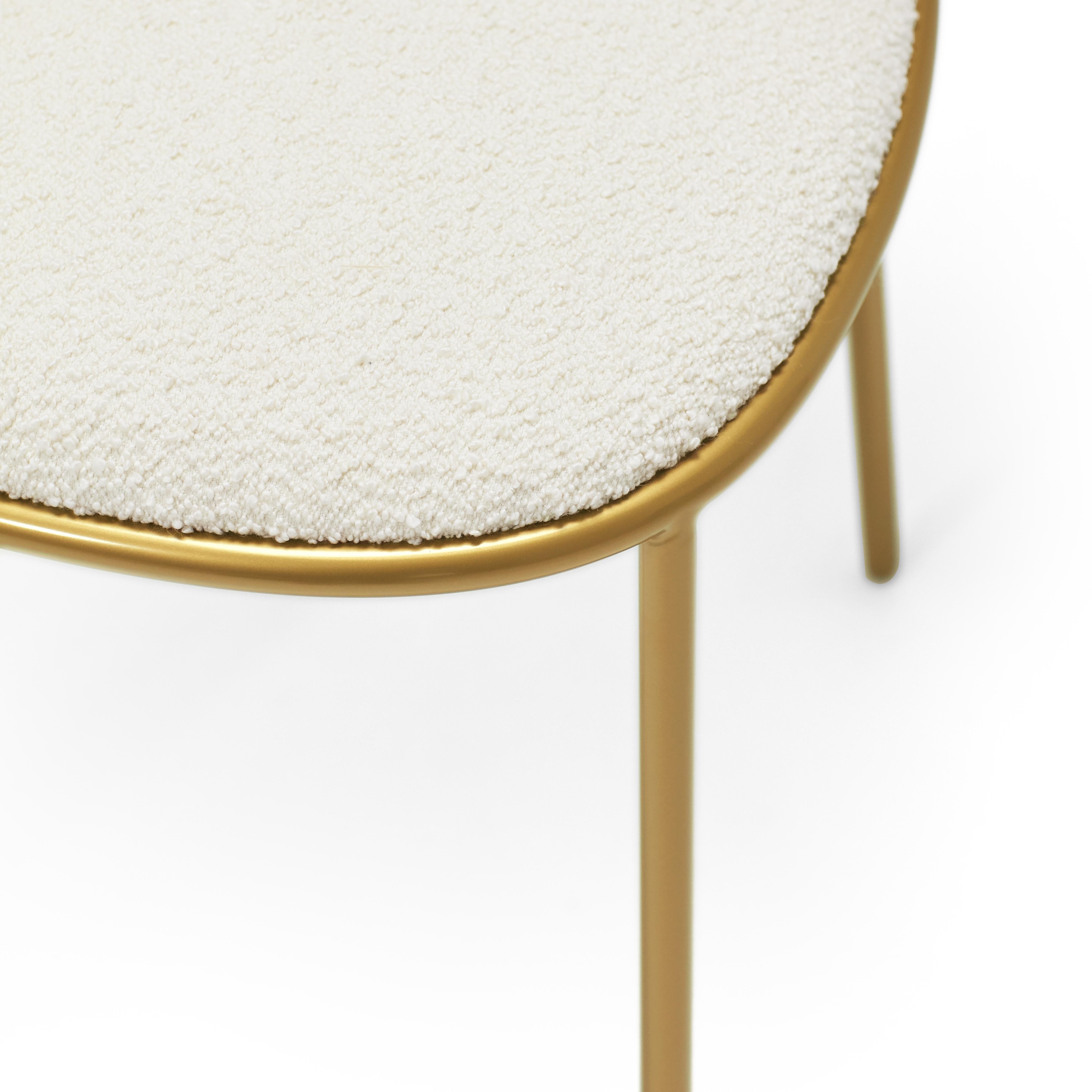 Slovène Chaise de salle à manger contemporaine tapissée ivoire, Stay par Nika Zupanc en vente