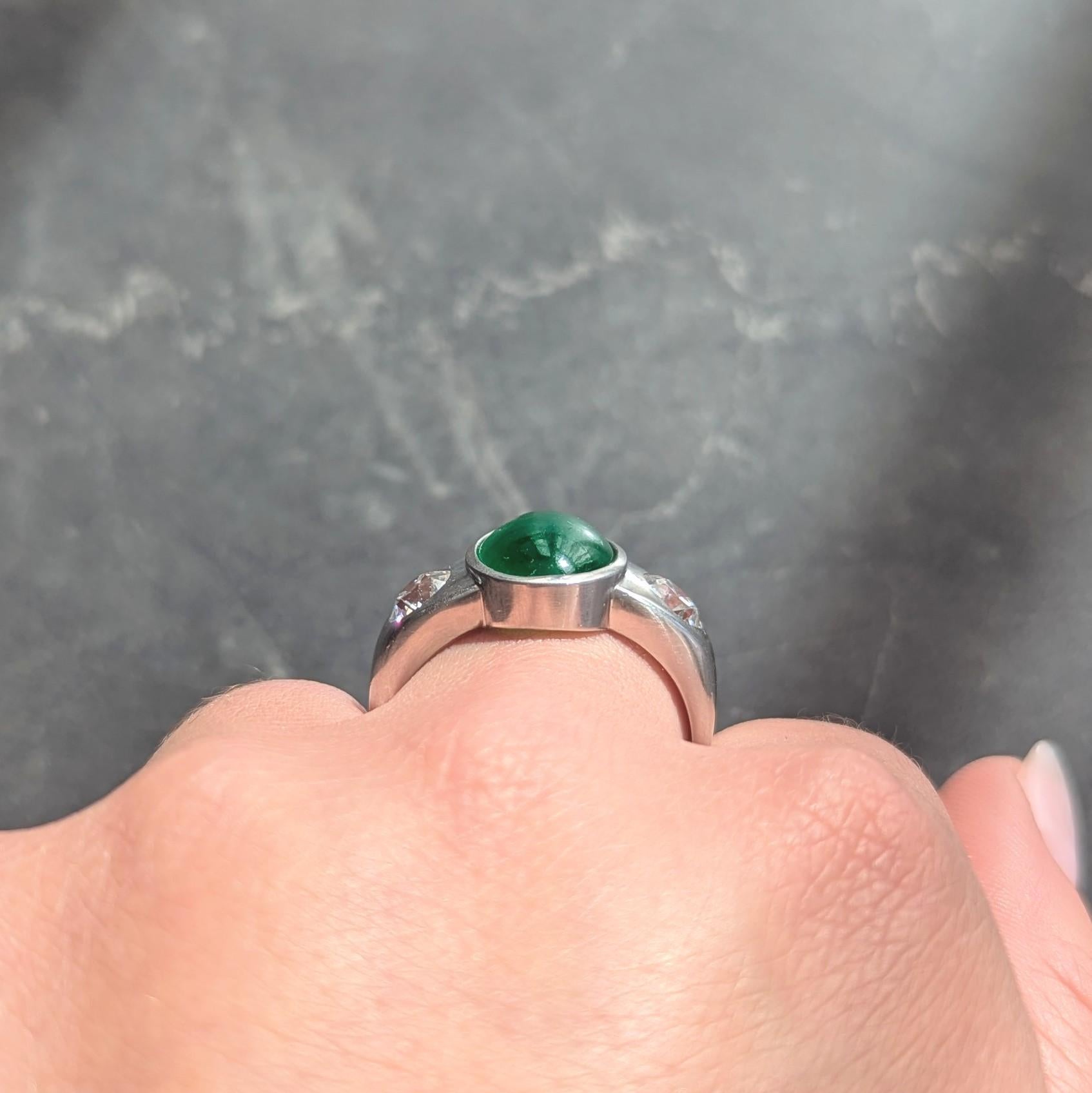 Anillo Biselado Contemporáneo de Jade Diamante Platino Tres Piedras Unisex para Hombre en venta 2
