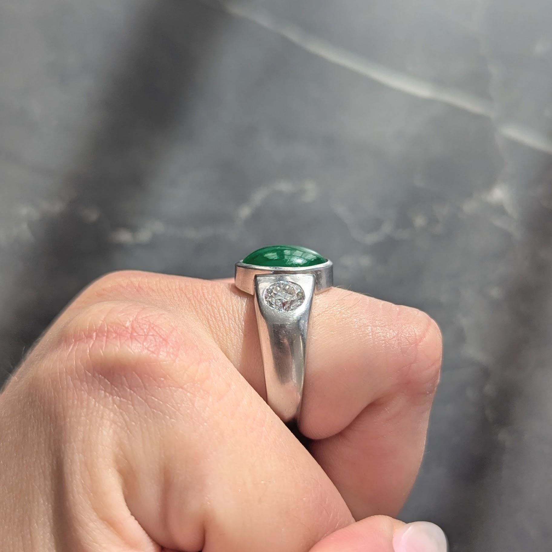 Anillo Biselado Contemporáneo de Jade Diamante Platino Tres Piedras Unisex para Hombre en venta 3